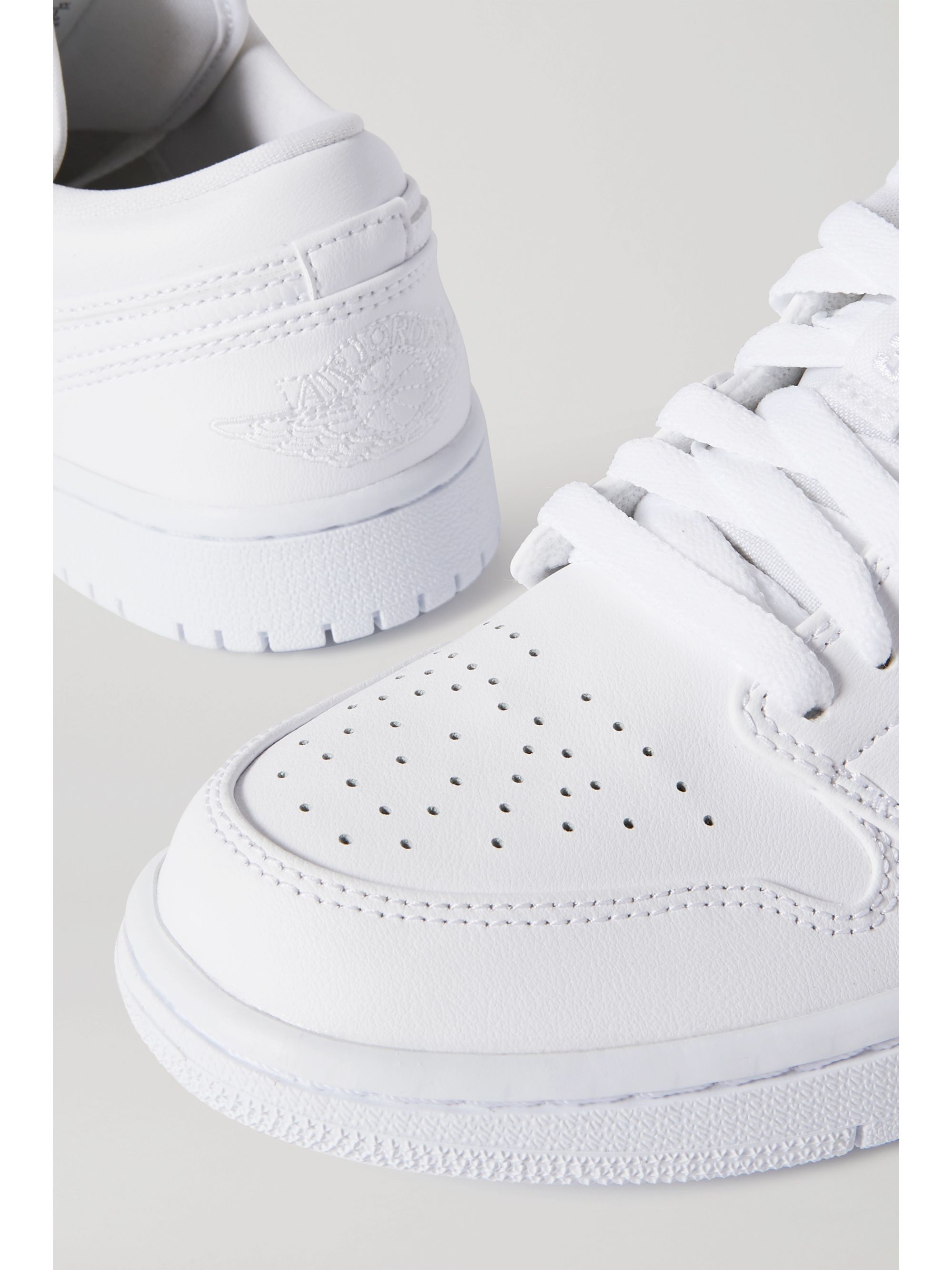 nike white leather tennis shoes
