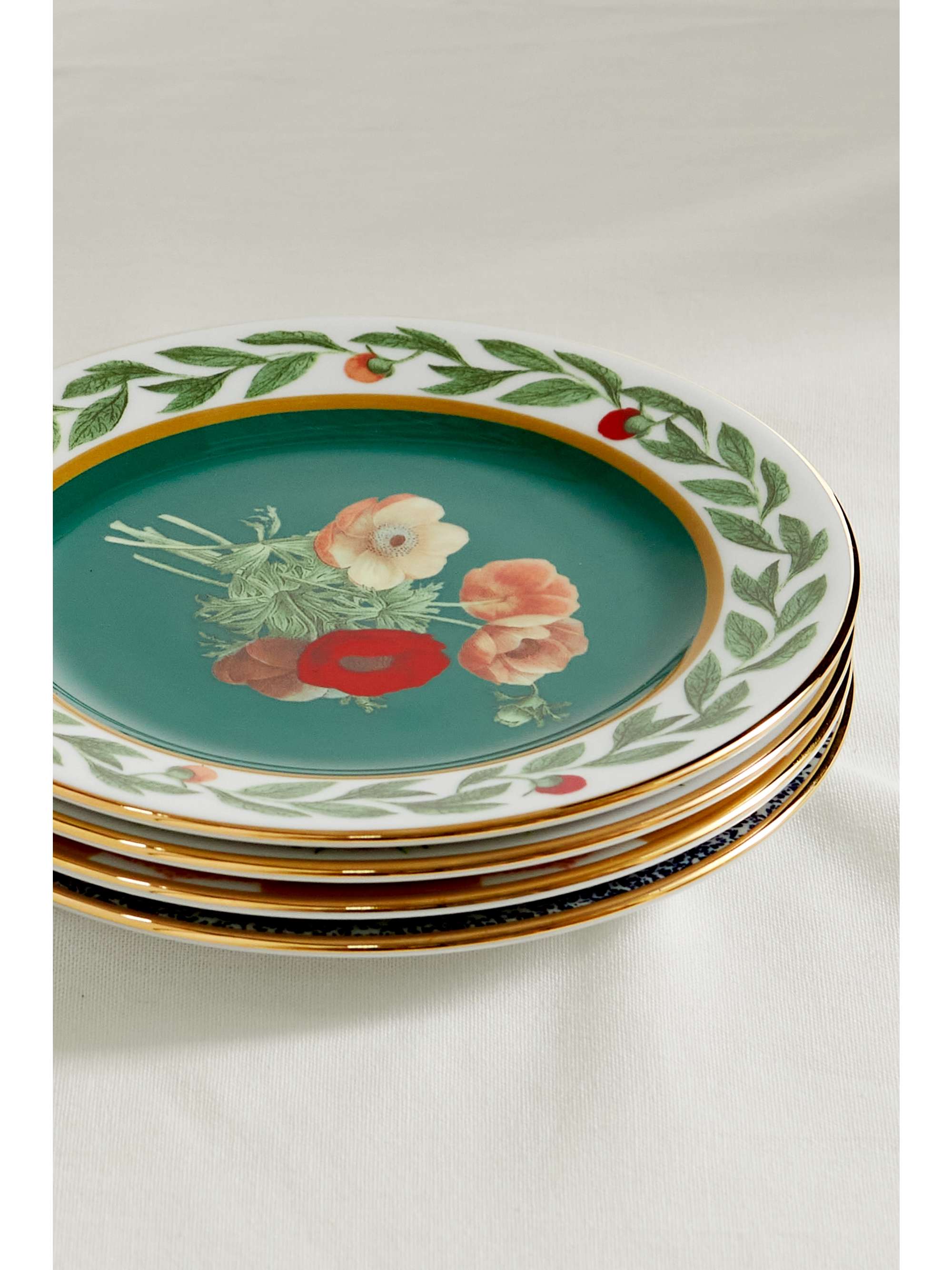 Set of six 20cm gold-plated porcelain dessert plates