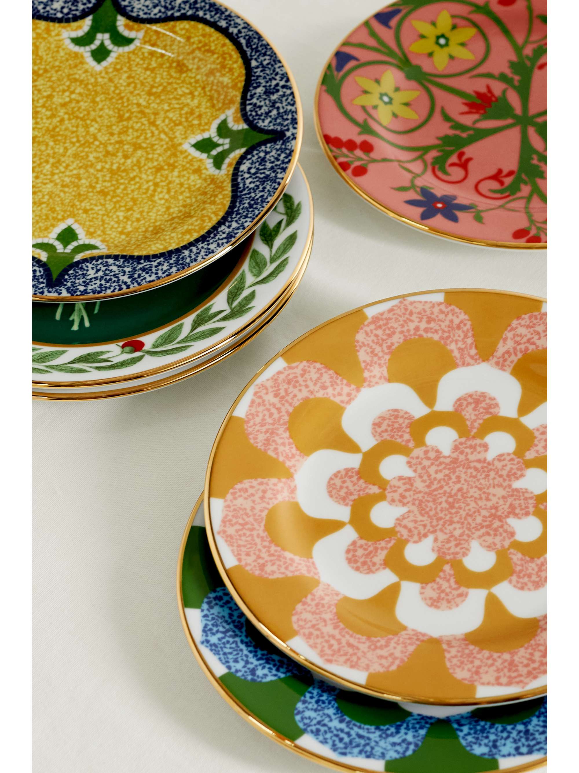 Set of six 20cm gold-plated porcelain dessert plates