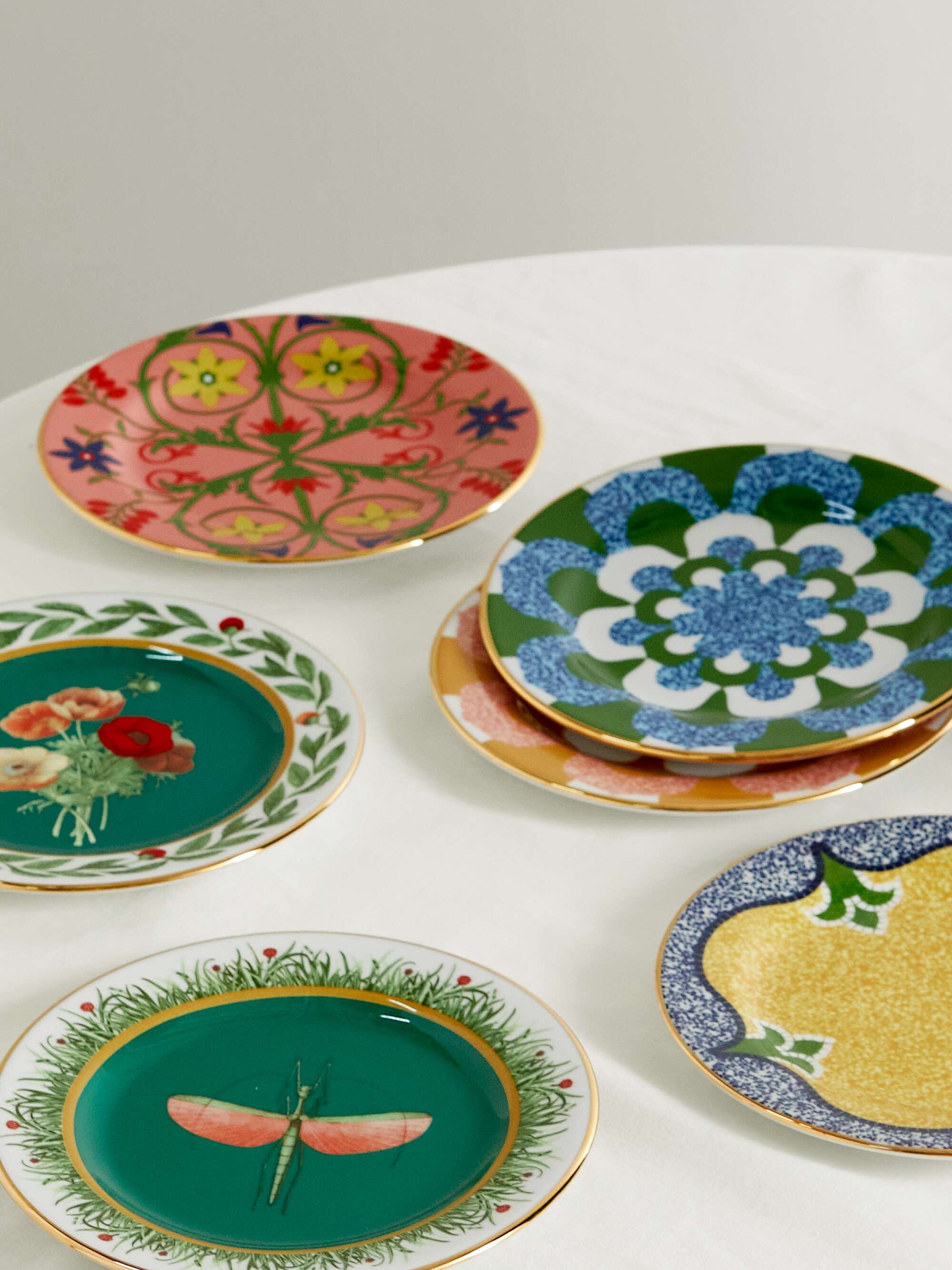Set of six 20cm gold-plated porcelain dessert plates