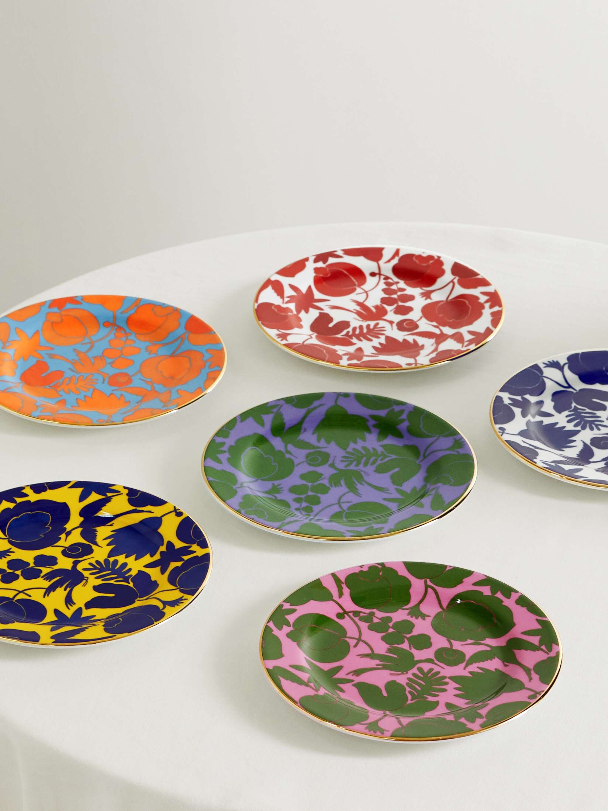 Set of six gold-plated porcelain dessert plates