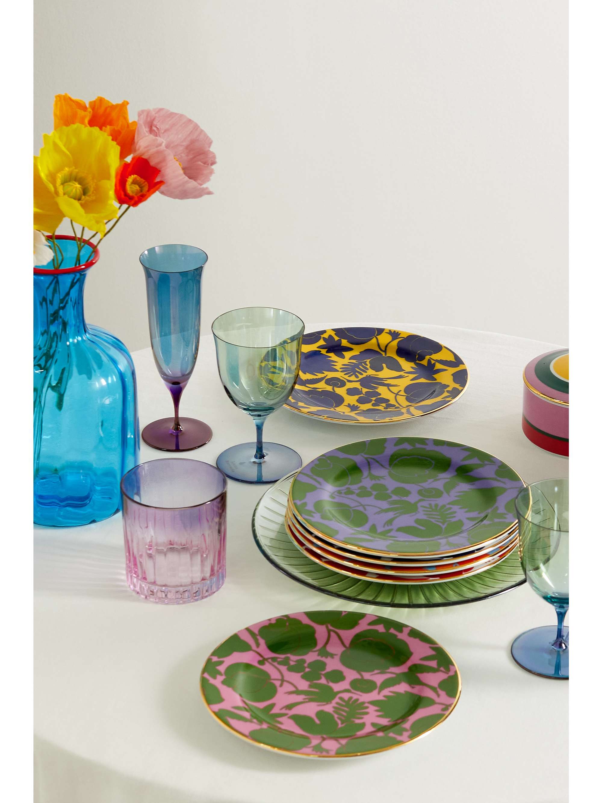 Set of six gold-plated porcelain dessert plates