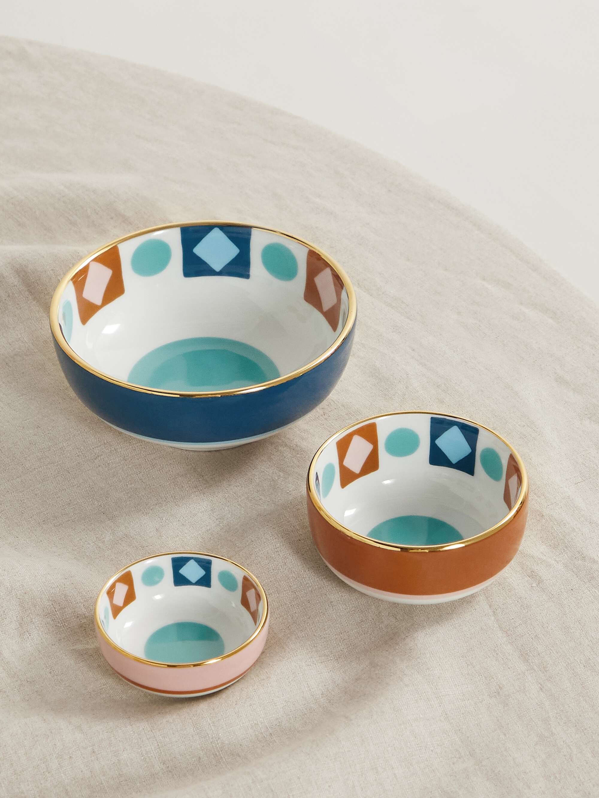Set of three gold-plated porcelain nesting bowls