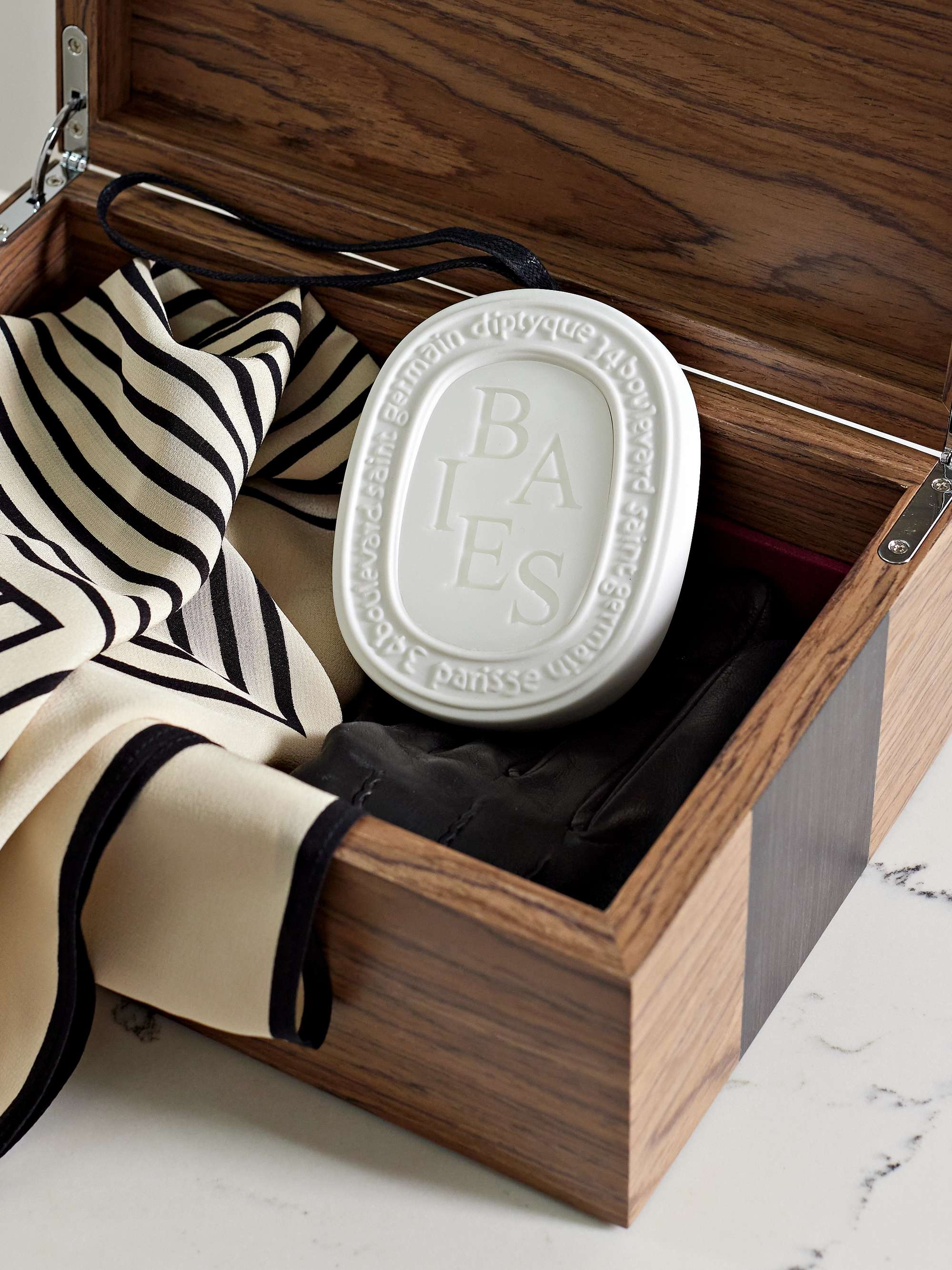 DIPTYQUE Scented Oval - Baies, 35g