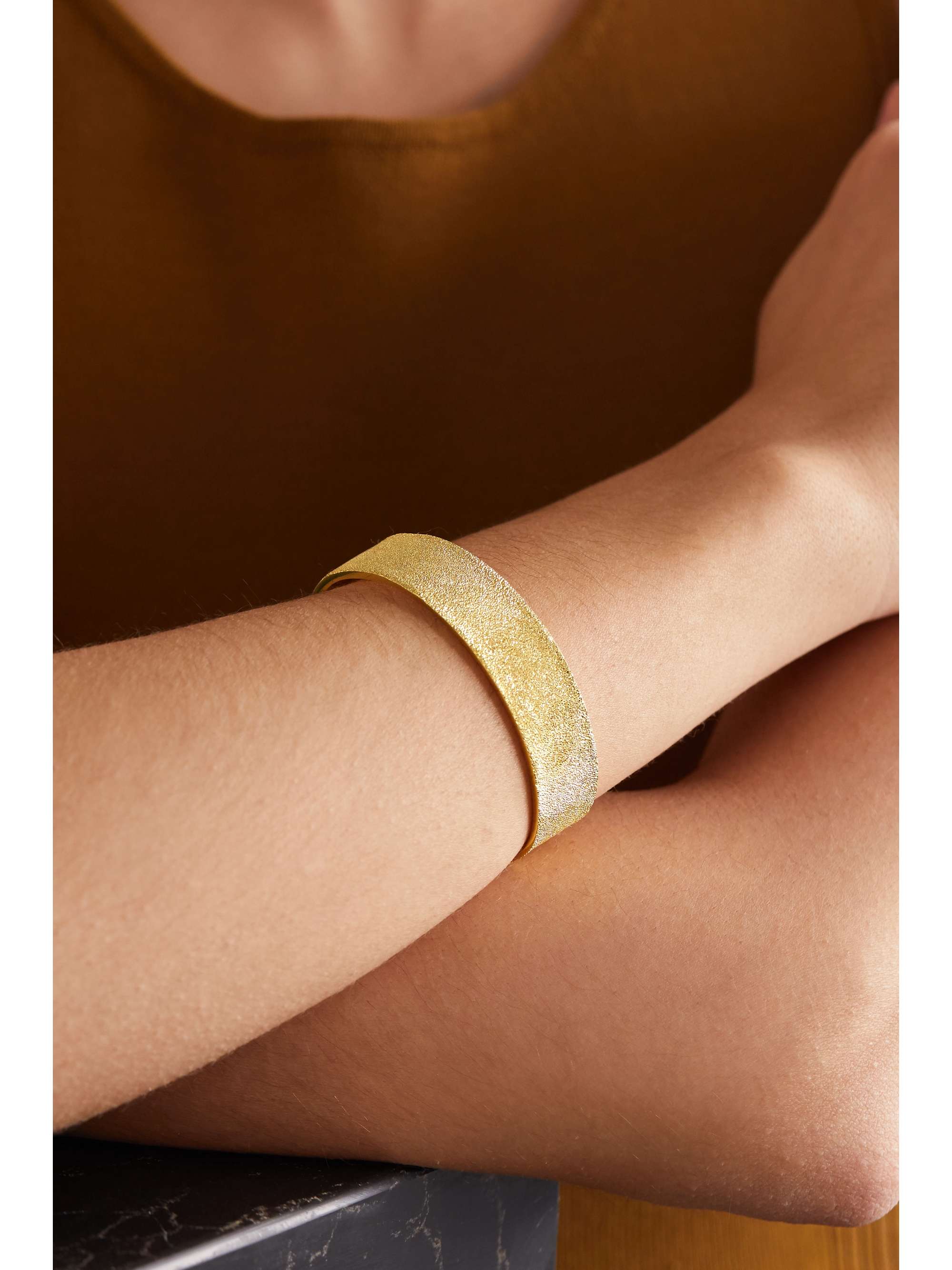CAROLINA BUCCI Florentine 18-karat gold cuff