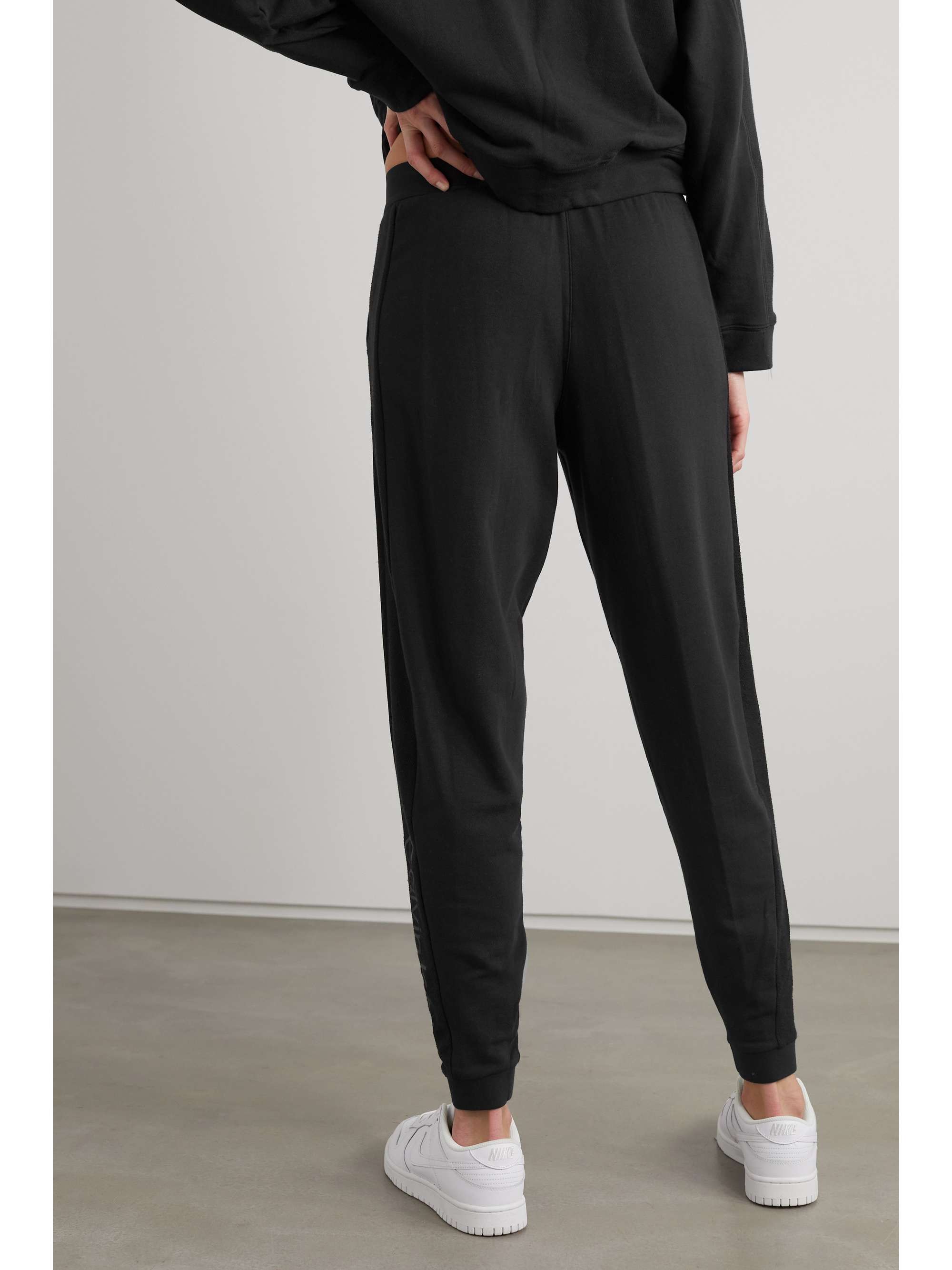 Quần thể thao của Calvin Klein