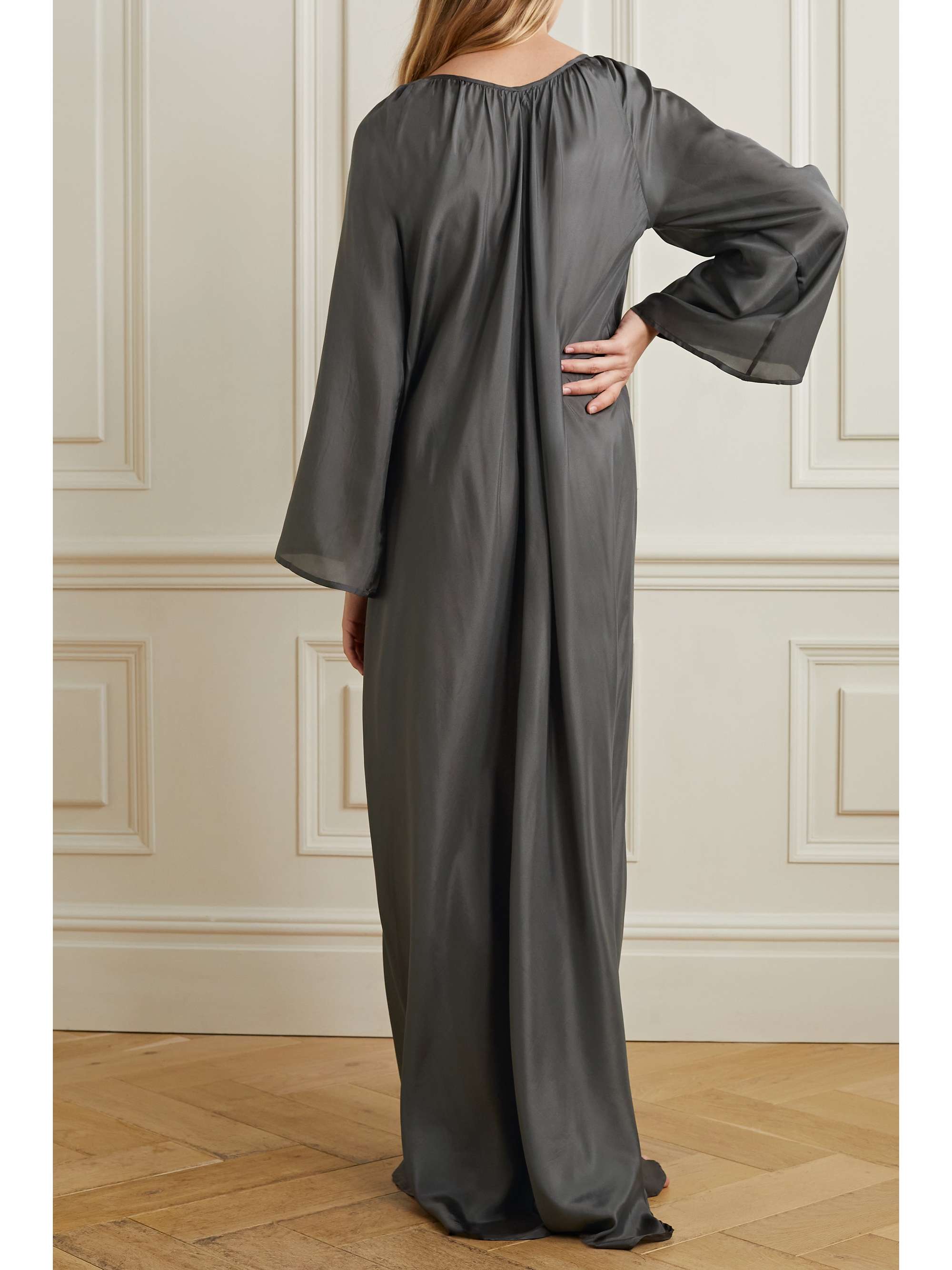 POUR LES FEMMES Silk-habotai nightdress