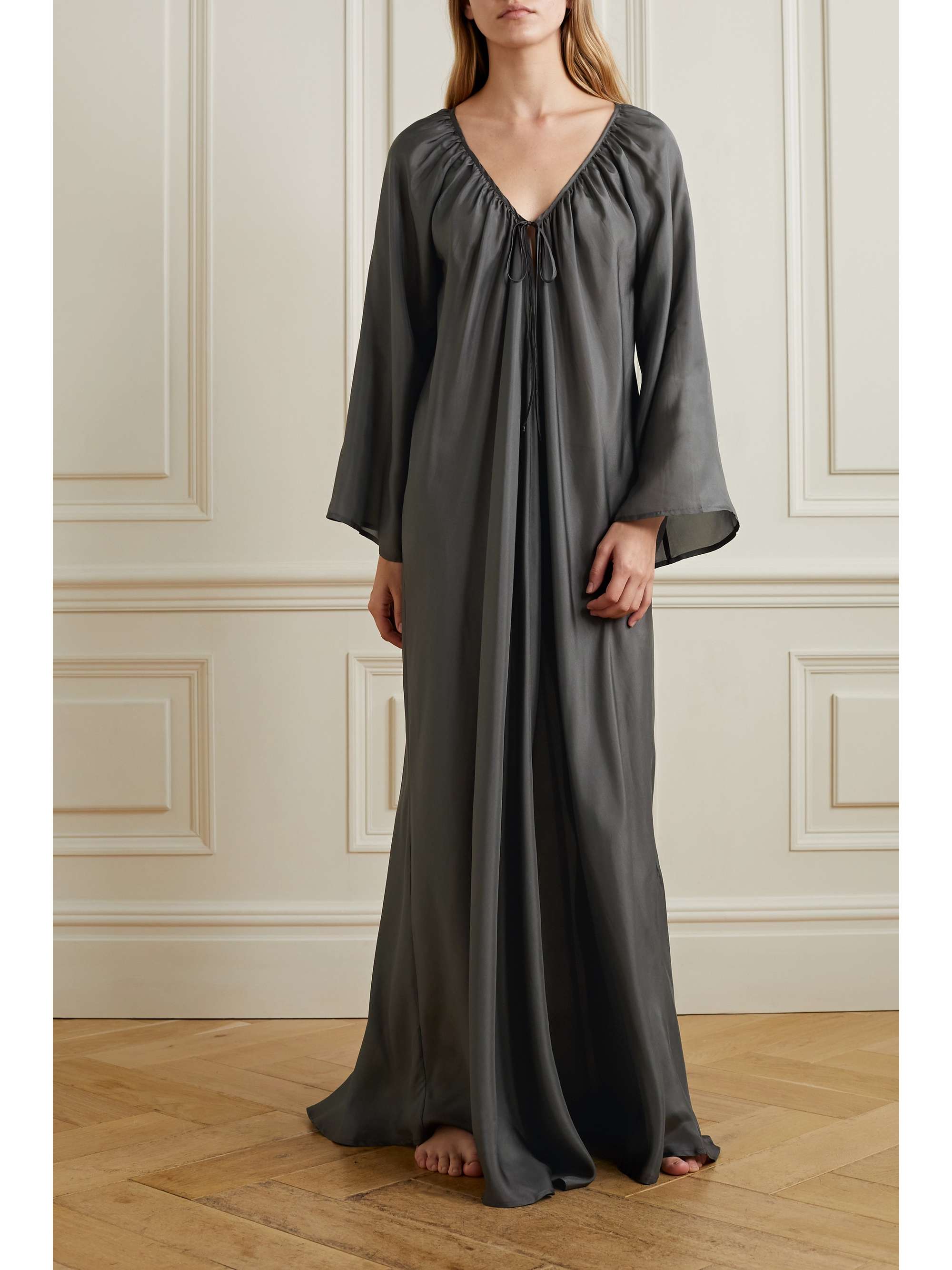 POUR LES FEMMES Silk-habotai nightdress