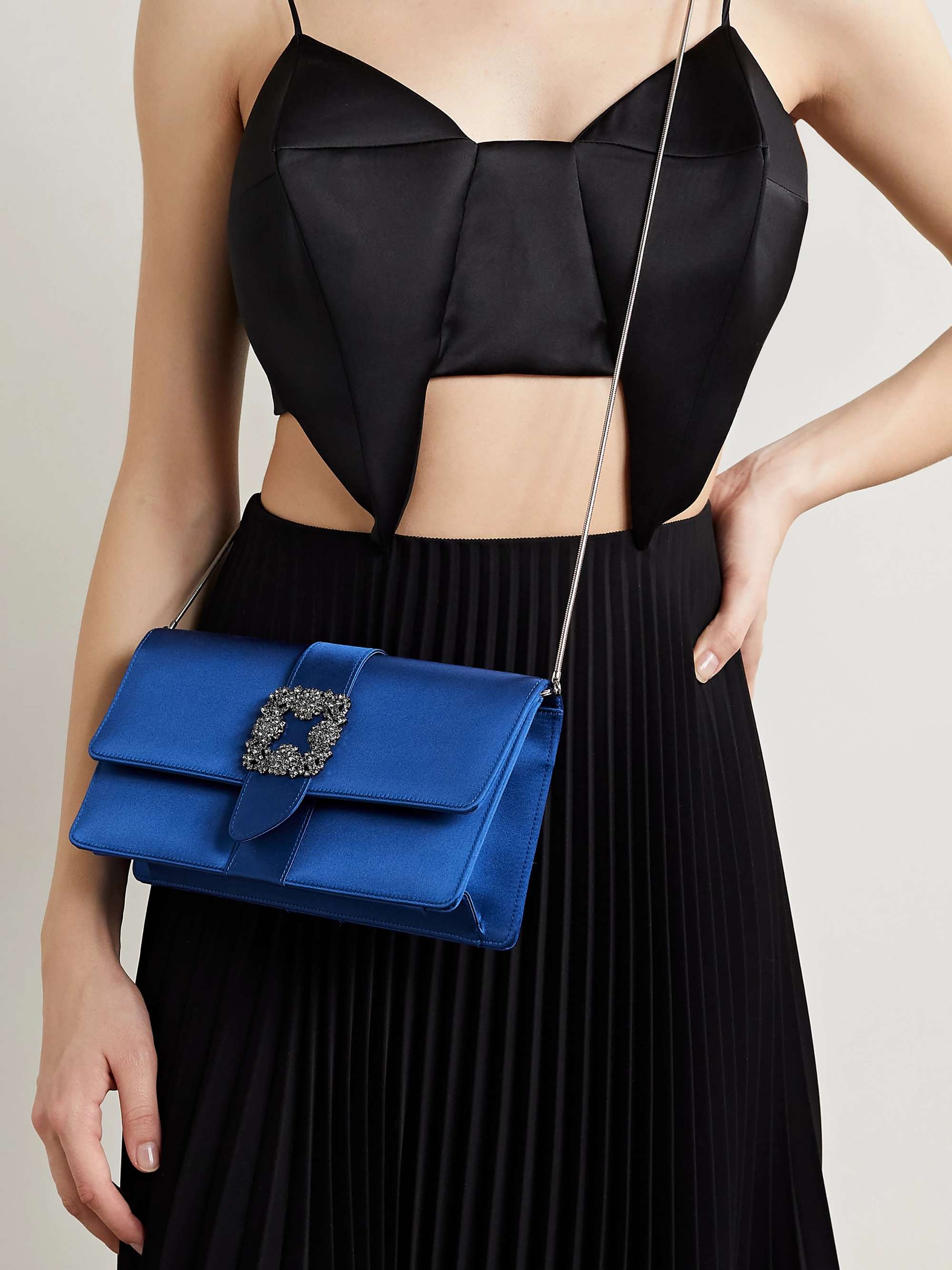 MANOLO BLAHNIK Capri Clutch aus Samt mit Satinbesatz und Kristallen