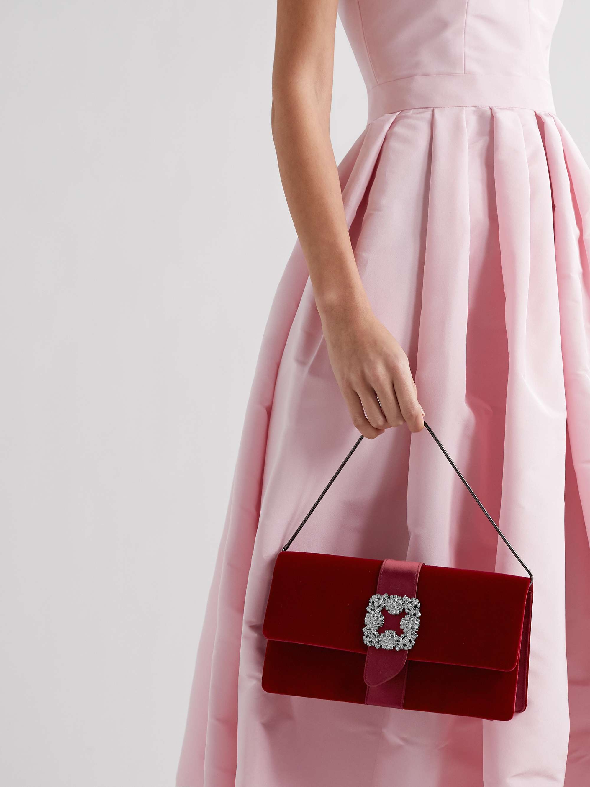 MANOLO BLAHNIK Capri Clutch aus Samt mit Satinbesatz und Kristallen