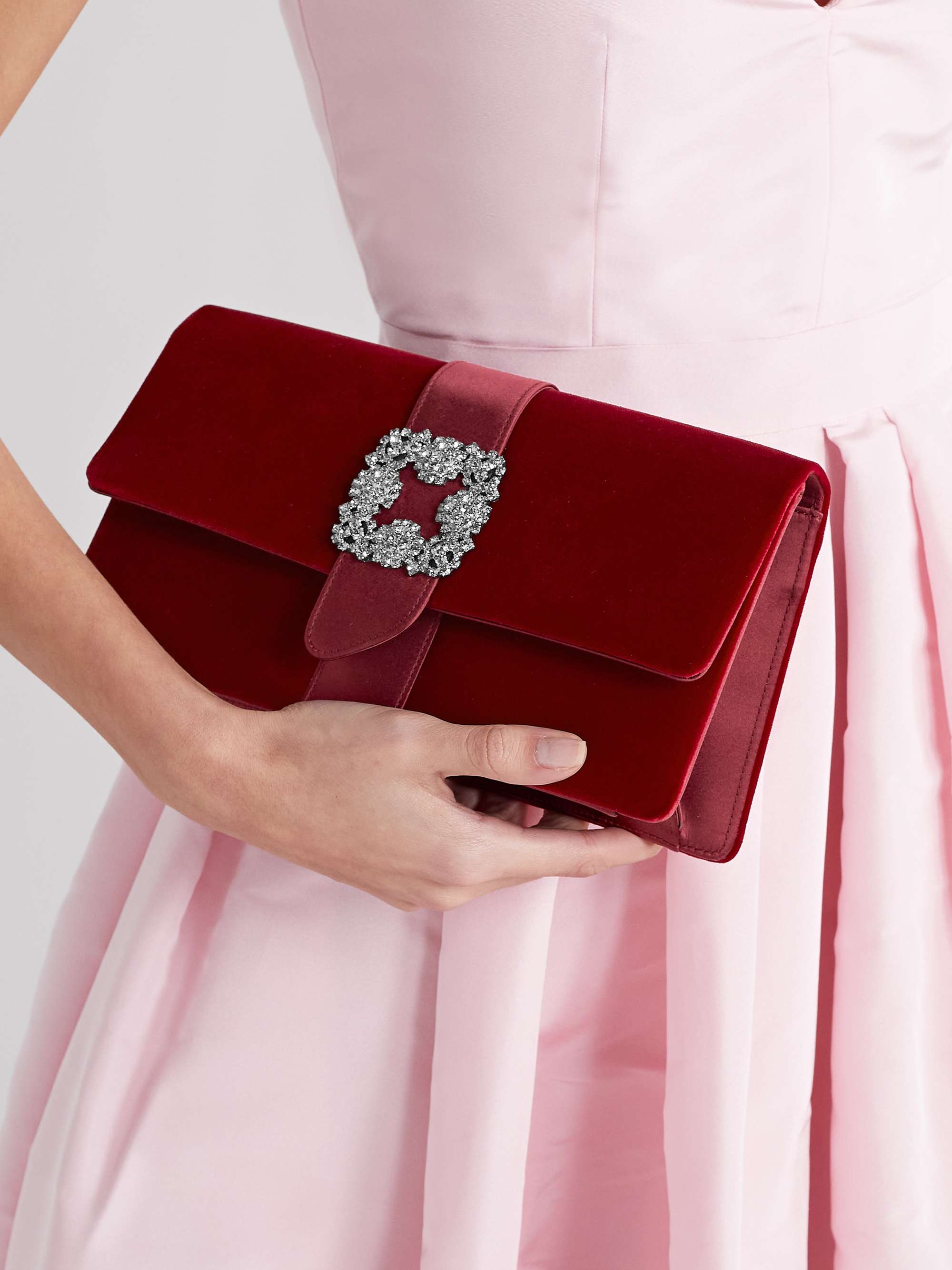 MANOLO BLAHNIK Capri Clutch aus Samt mit Satinbesatz und Kristallen