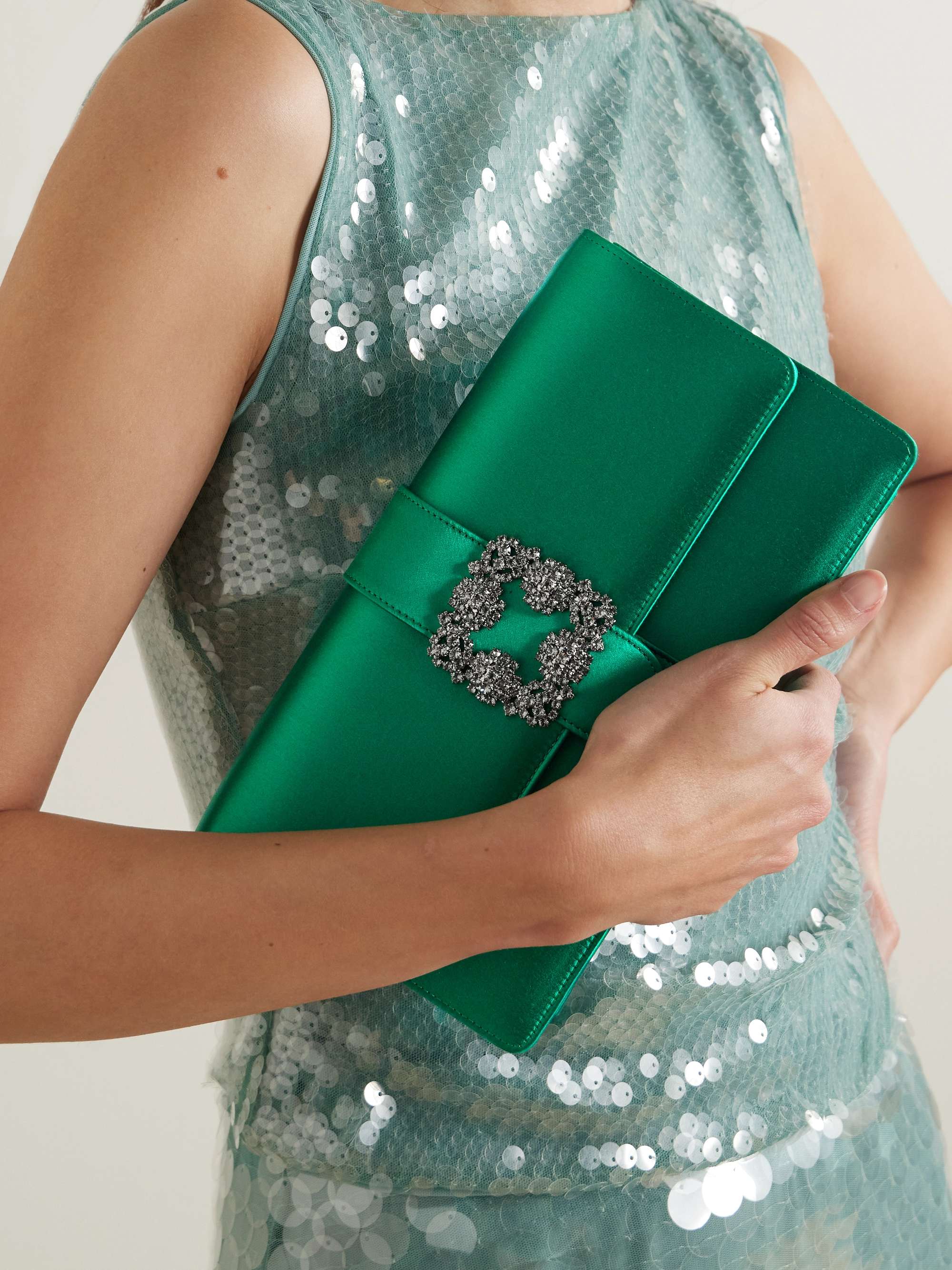 MANOLO BLAHNIK Capri Clutch aus Satin mit Kristallen