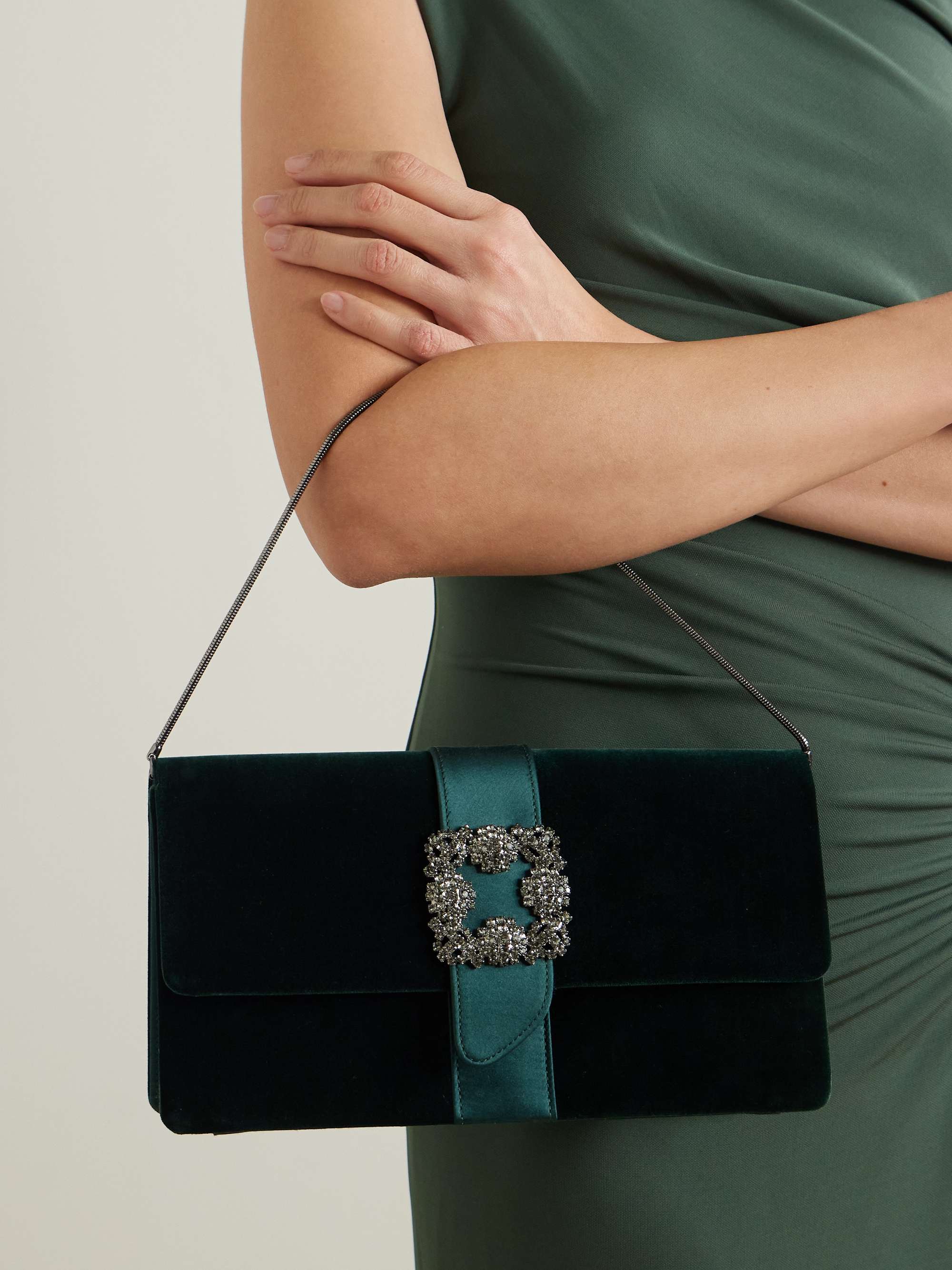 MANOLO BLAHNIK Capri Clutch aus Samt mit Satinbesatz und Kristallen