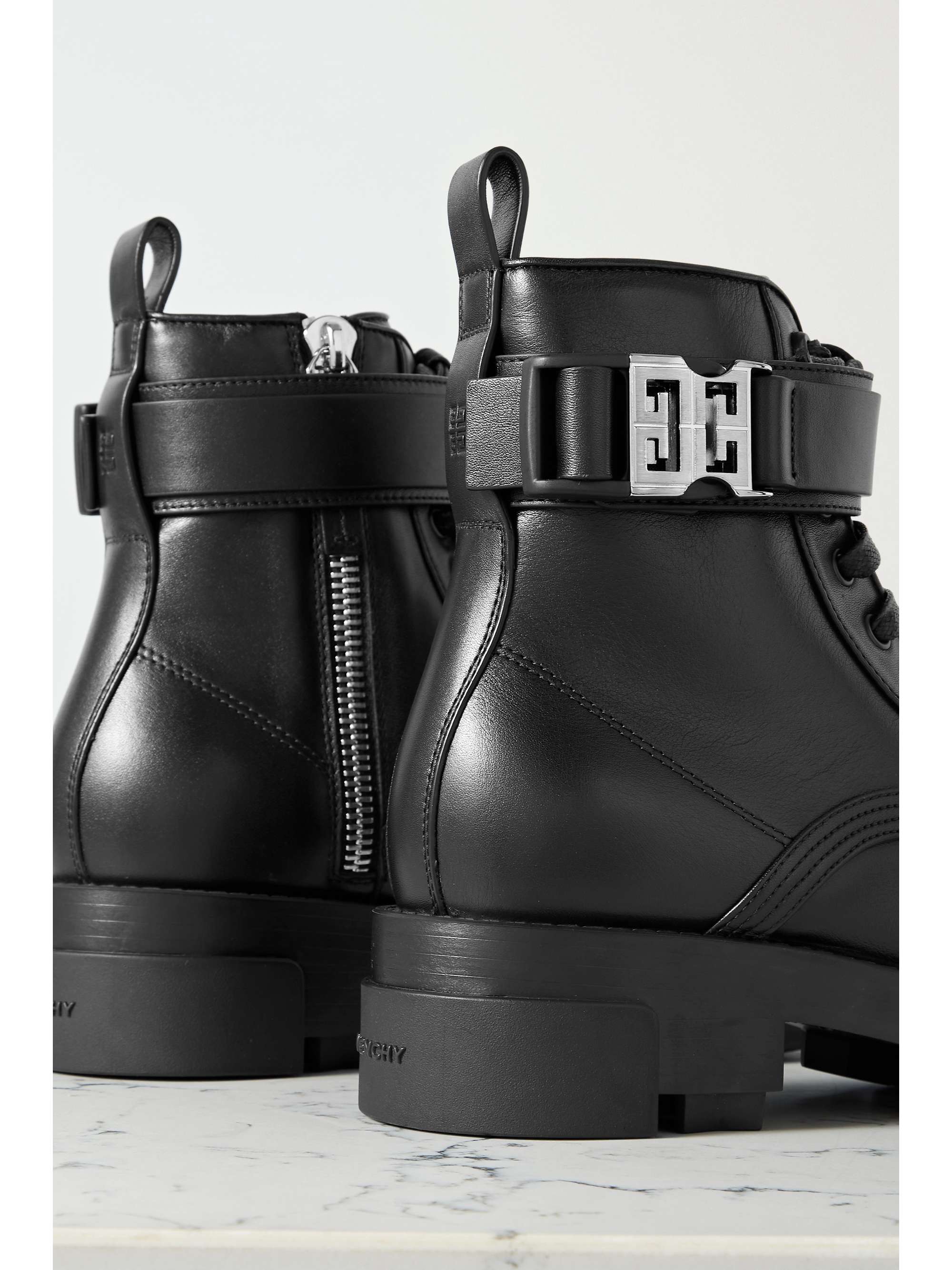 GIVENCHY 黒革コンバットブーツ リアプルタブ ロゴ入りバックル-