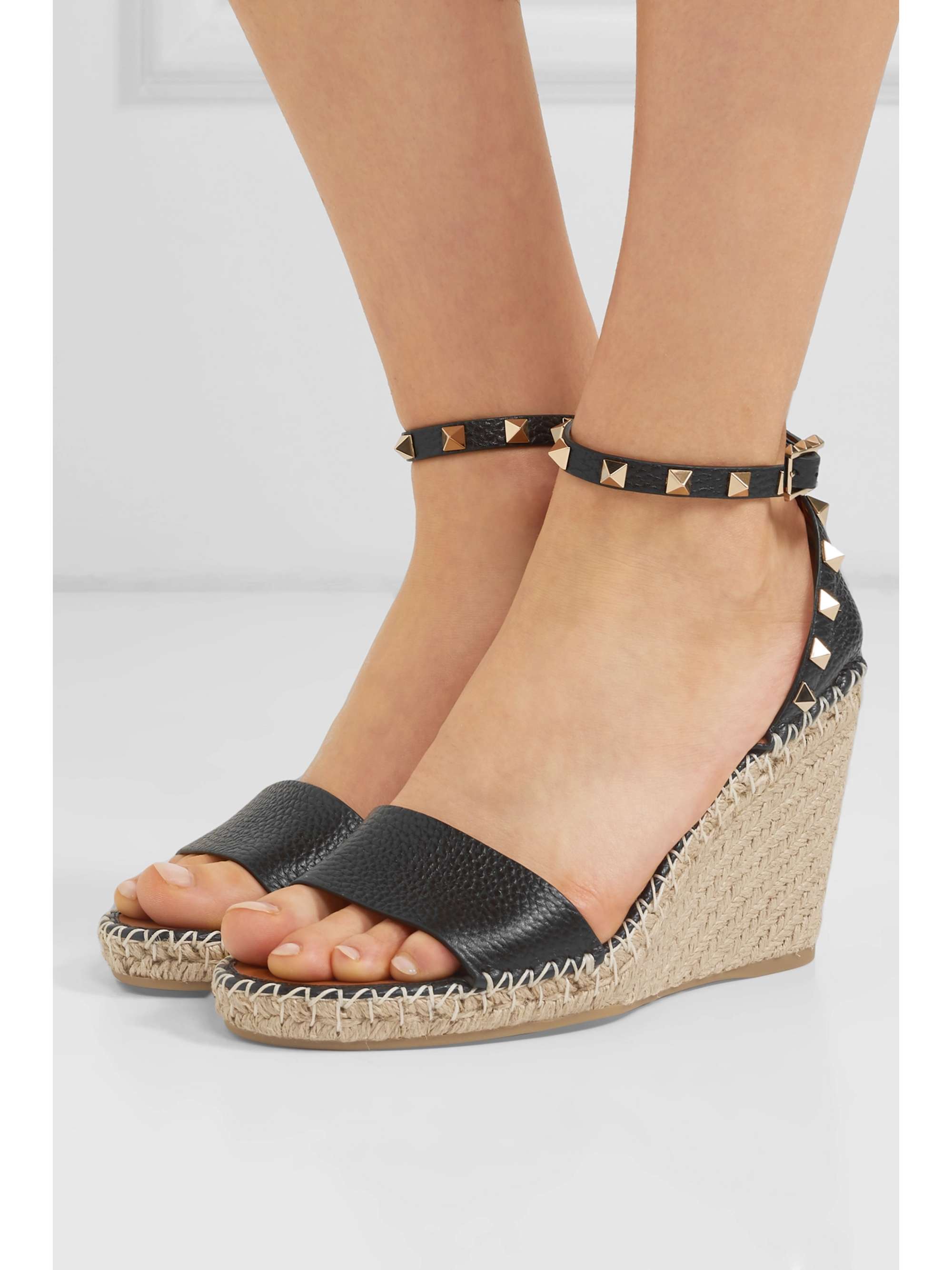 offer hjul tyve Black Valentino Garavani Rockstud 105 textured-leather espadrille wedge  sandals | VALENTINO | NET-A-PORTER