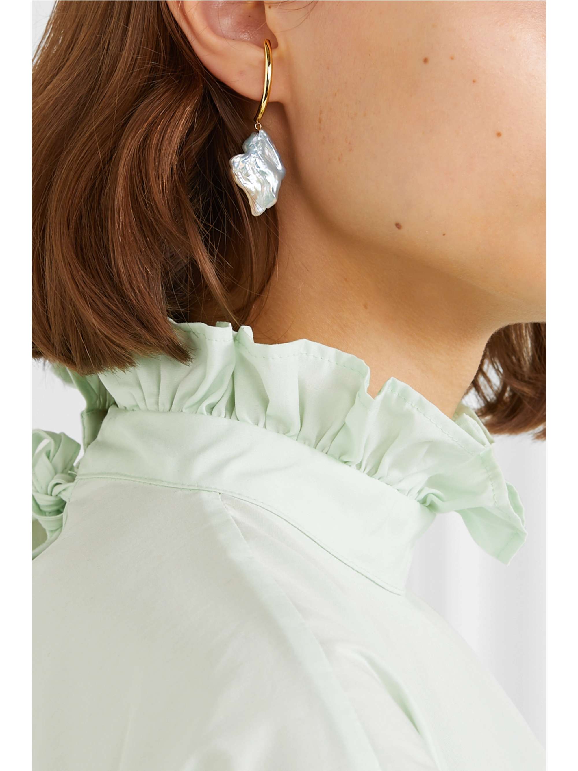 LOREN STEWART Gold pearl earring