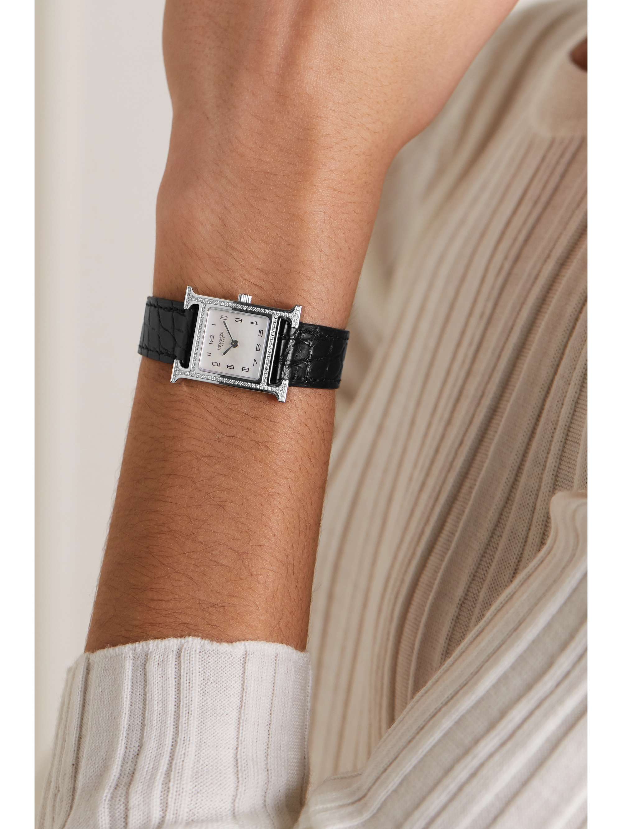 HERMÈS TIMEPIECES Heure H 21 毫米精钢、钻石、珍珠母小号腕表（短吻鳄鱼皮表带）