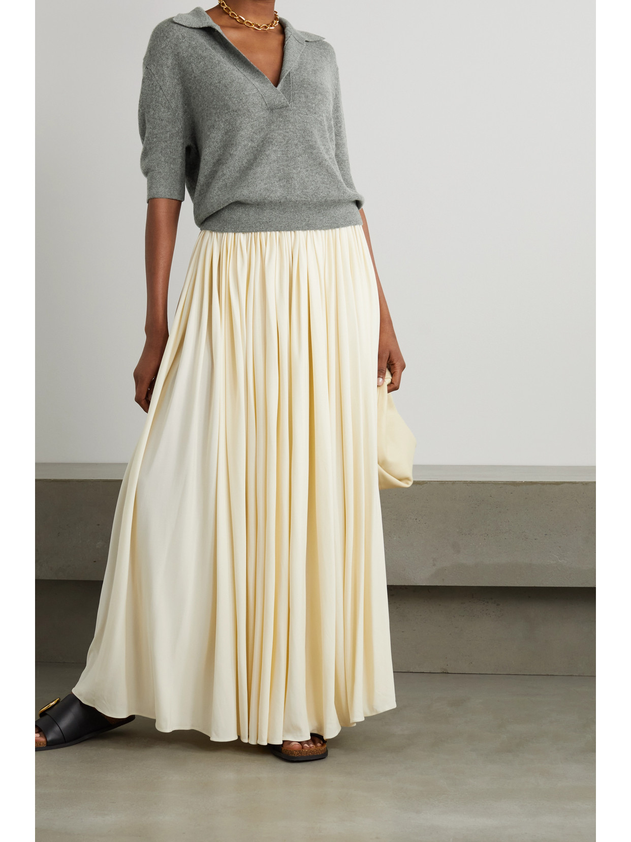 Khaite Shrunken Jo Cashmere-blend Polo Sweater In Gray