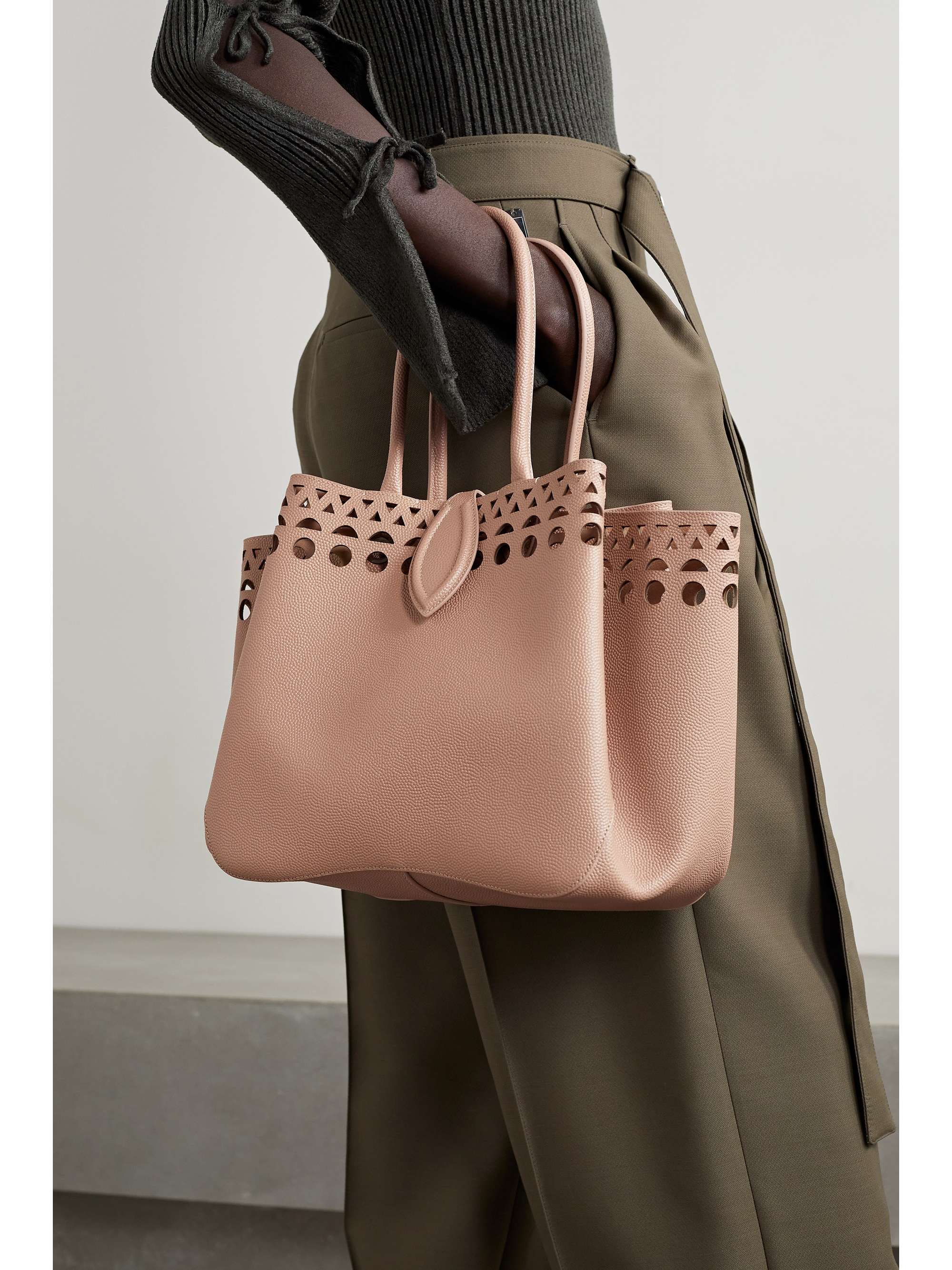 ALAÏA Sac à main en cuir texturé découpé au laser Angèle 25