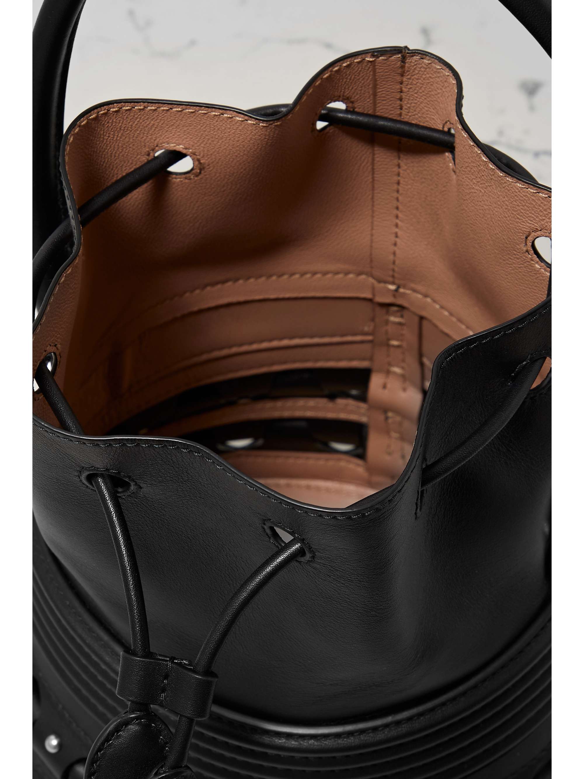 ALAÏA Bucket Corset Tasche aus Leder mit Nieten