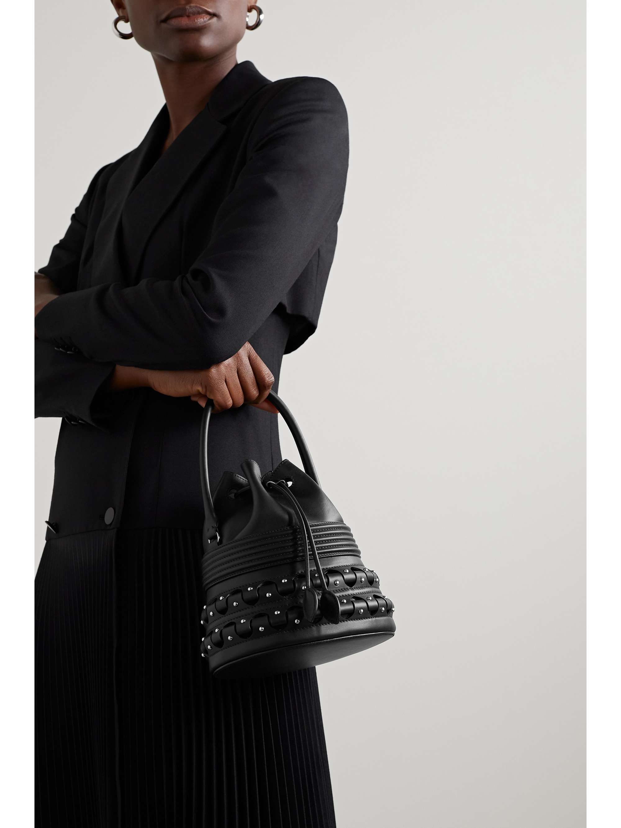 ALAÏA Bucket Corset Tasche aus Leder mit Nieten