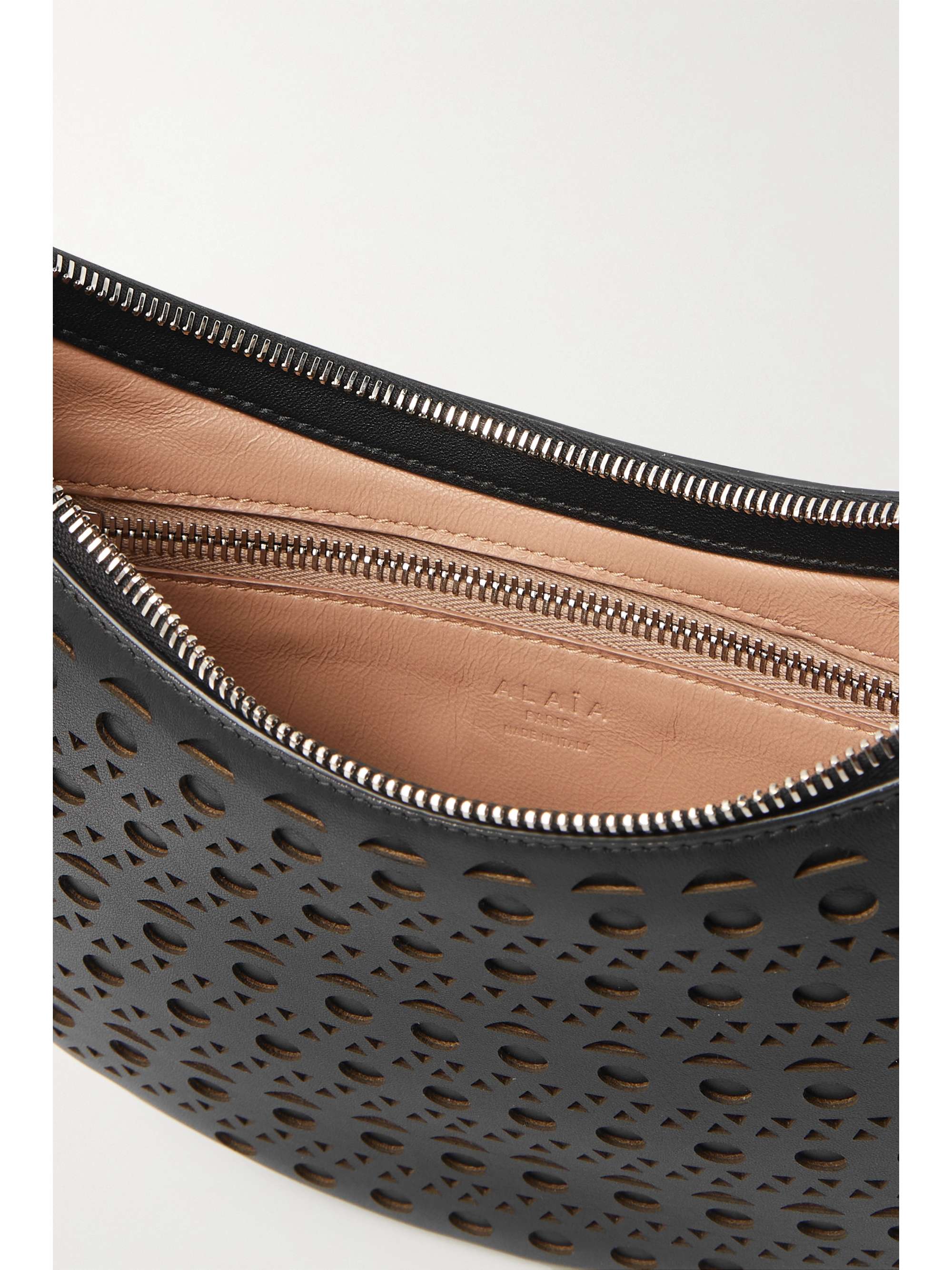 ALAÏA Demi Lune Schultertasche aus lasergeschnittenem Leder