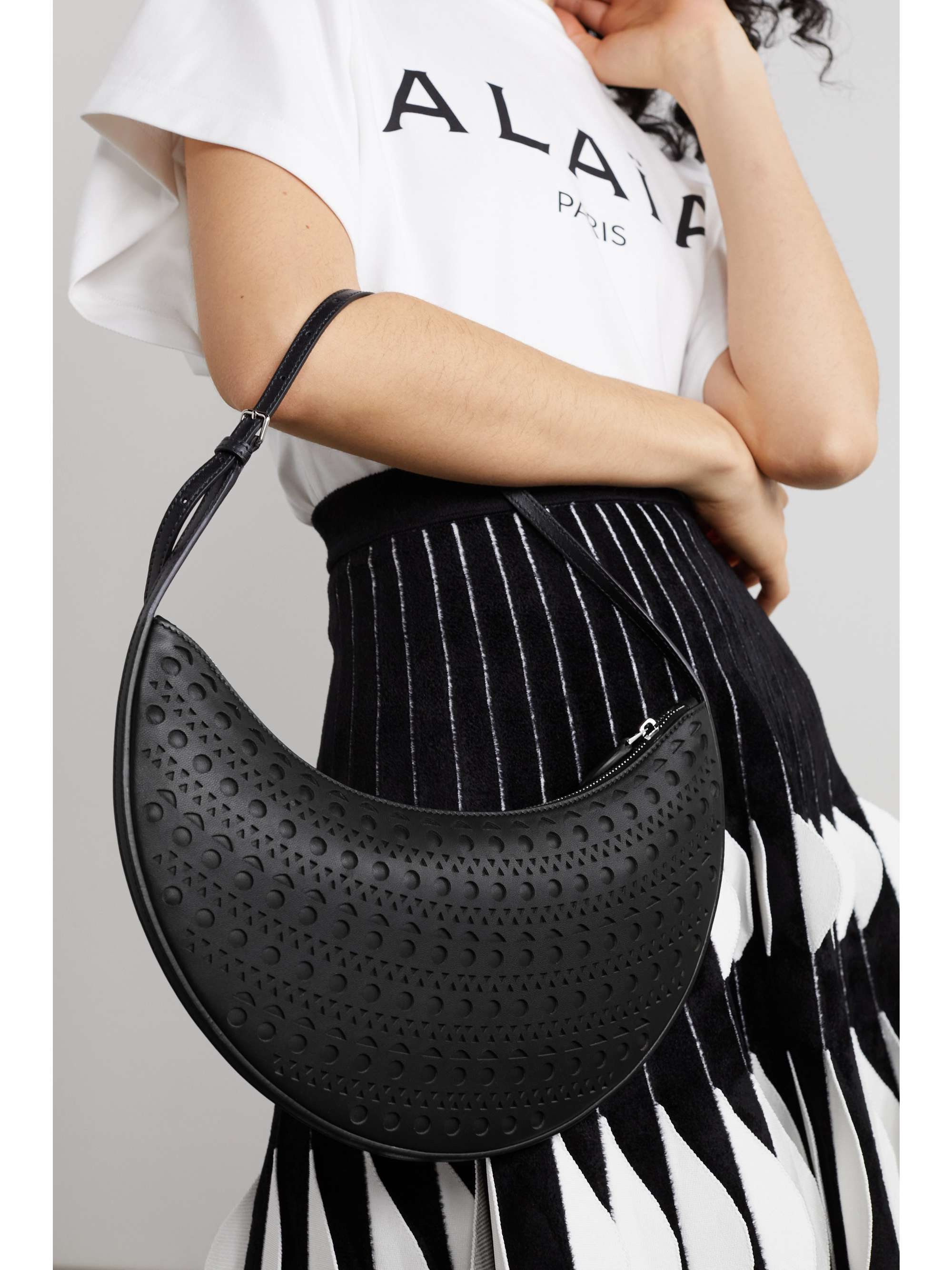 ALAÏA Demi Lune Schultertasche aus lasergeschnittenem Leder
