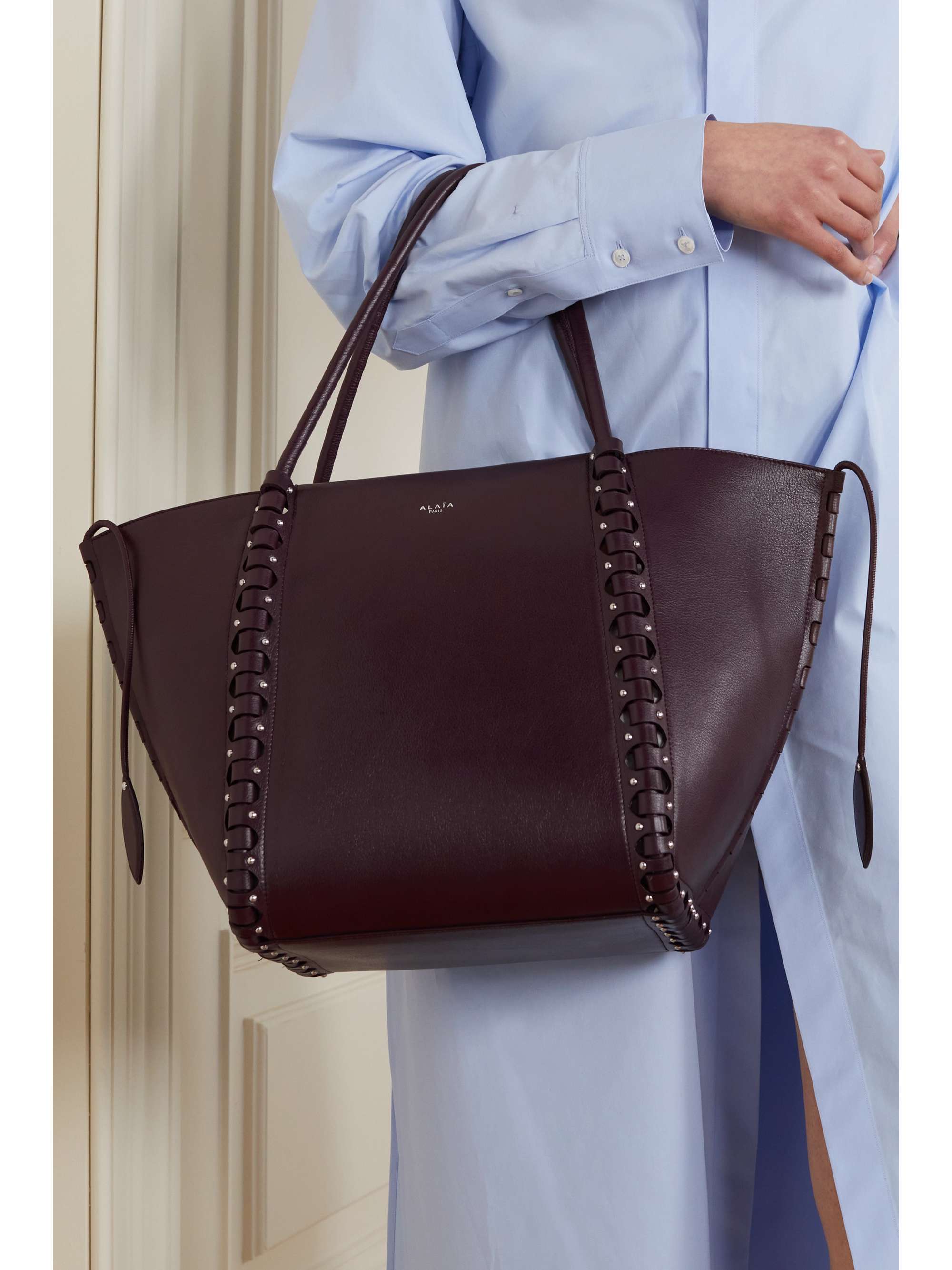 ALAÏA Hinge mittelgroße Tote aus Leder mit Nieten