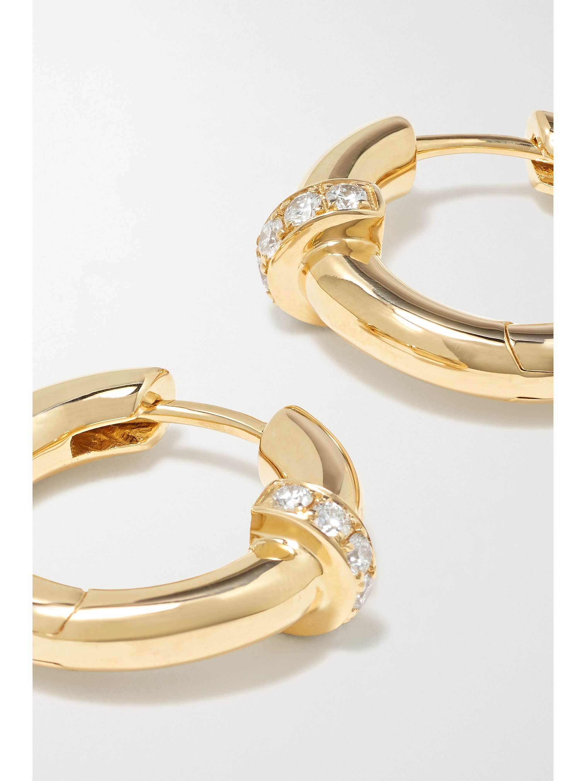 STATE PROPERTY Idris Minor Creolen aus 18 Karat Gold mit Diamanten und Emaille