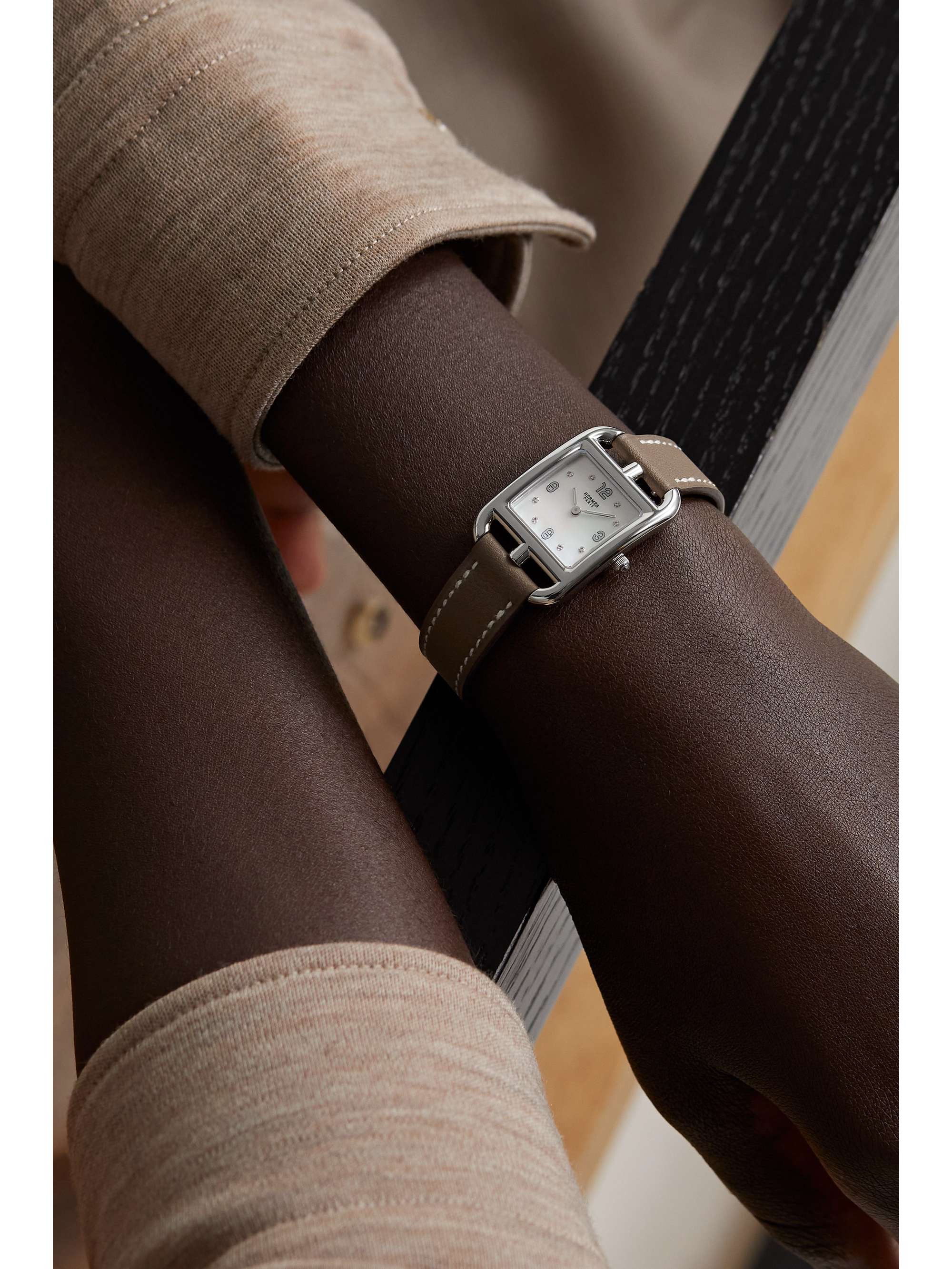 HERMÈS TIMEPIECES Montre en acier inoxydable, nacre et diamants à bracelet en cuir Cape Cod Small, 31 mm