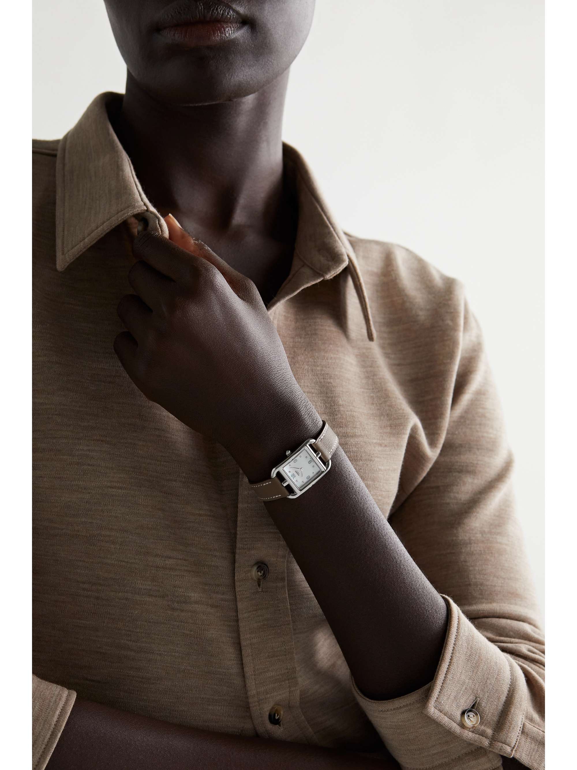 HERMÈS TIMEPIECES Montre en acier inoxydable, nacre et diamants à bracelet en cuir Cape Cod Small, 31 mm
