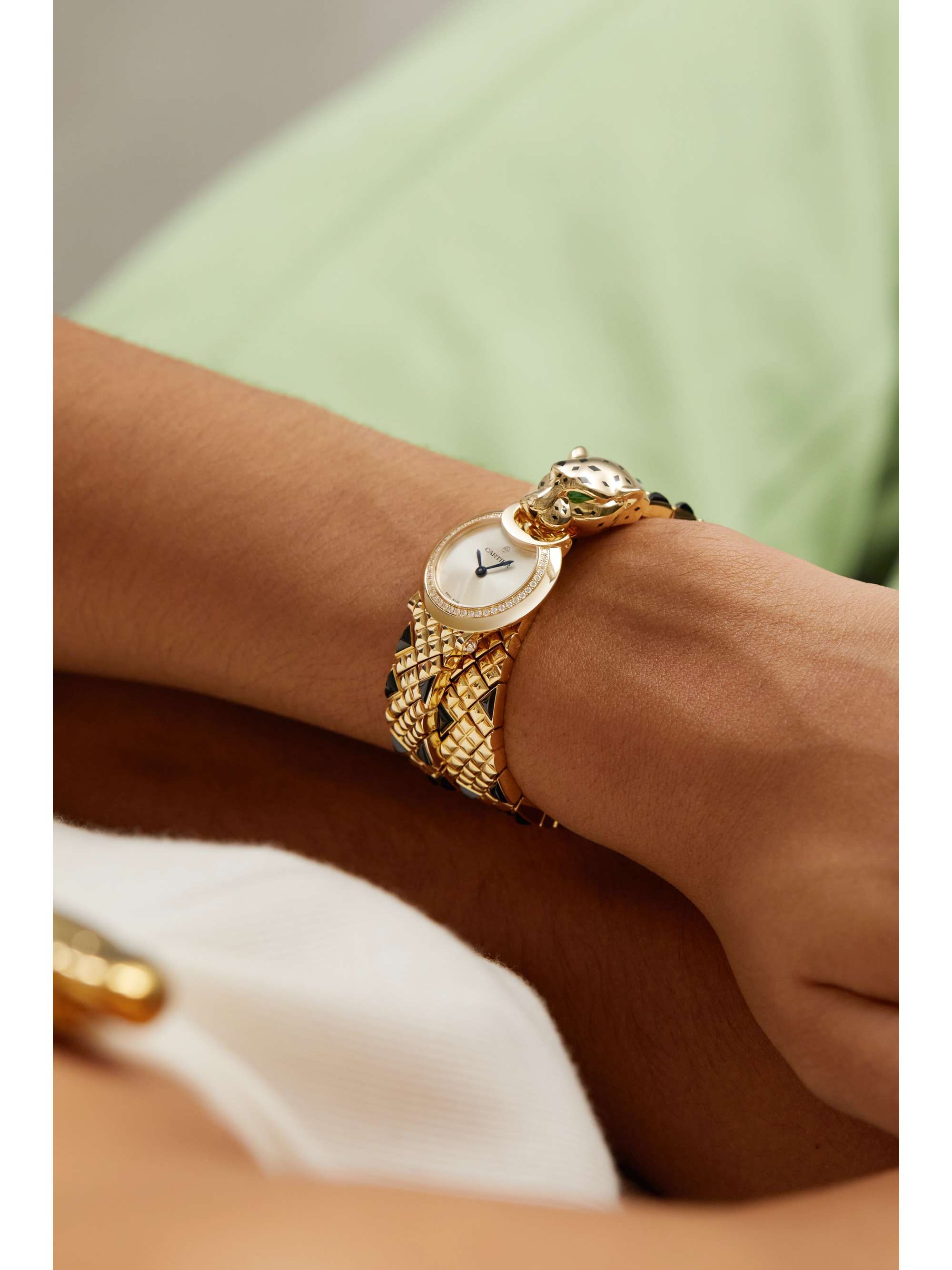 CARTIER Panthère de Cartier kleine 23,6 mm Uhr aus 18 Karat Gold mit lackierten Details und mehreren Steinen
