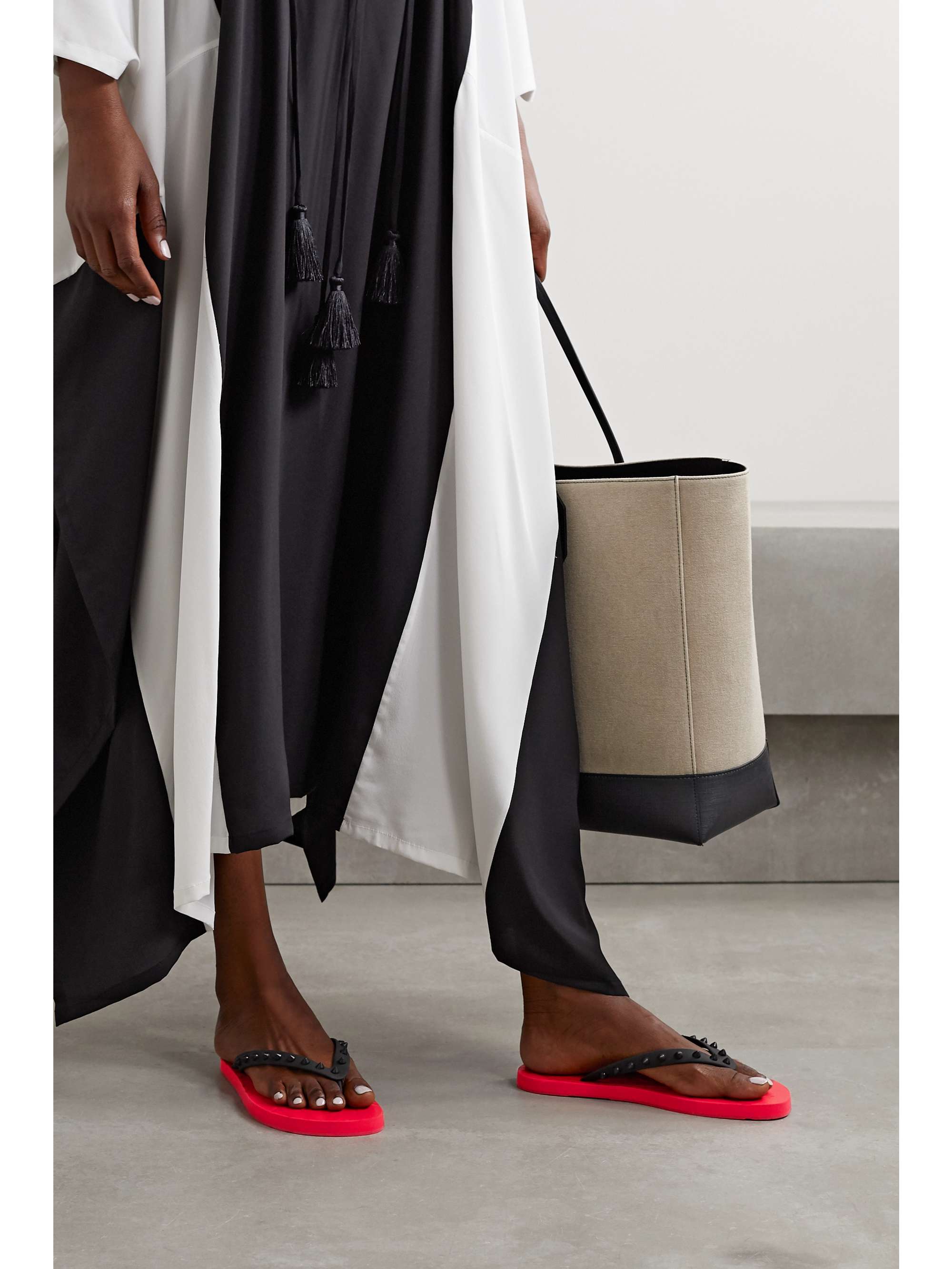 CHRISTIAN LOUBOUTIN Loubi Flip Donna 铆钉橡胶人字拖