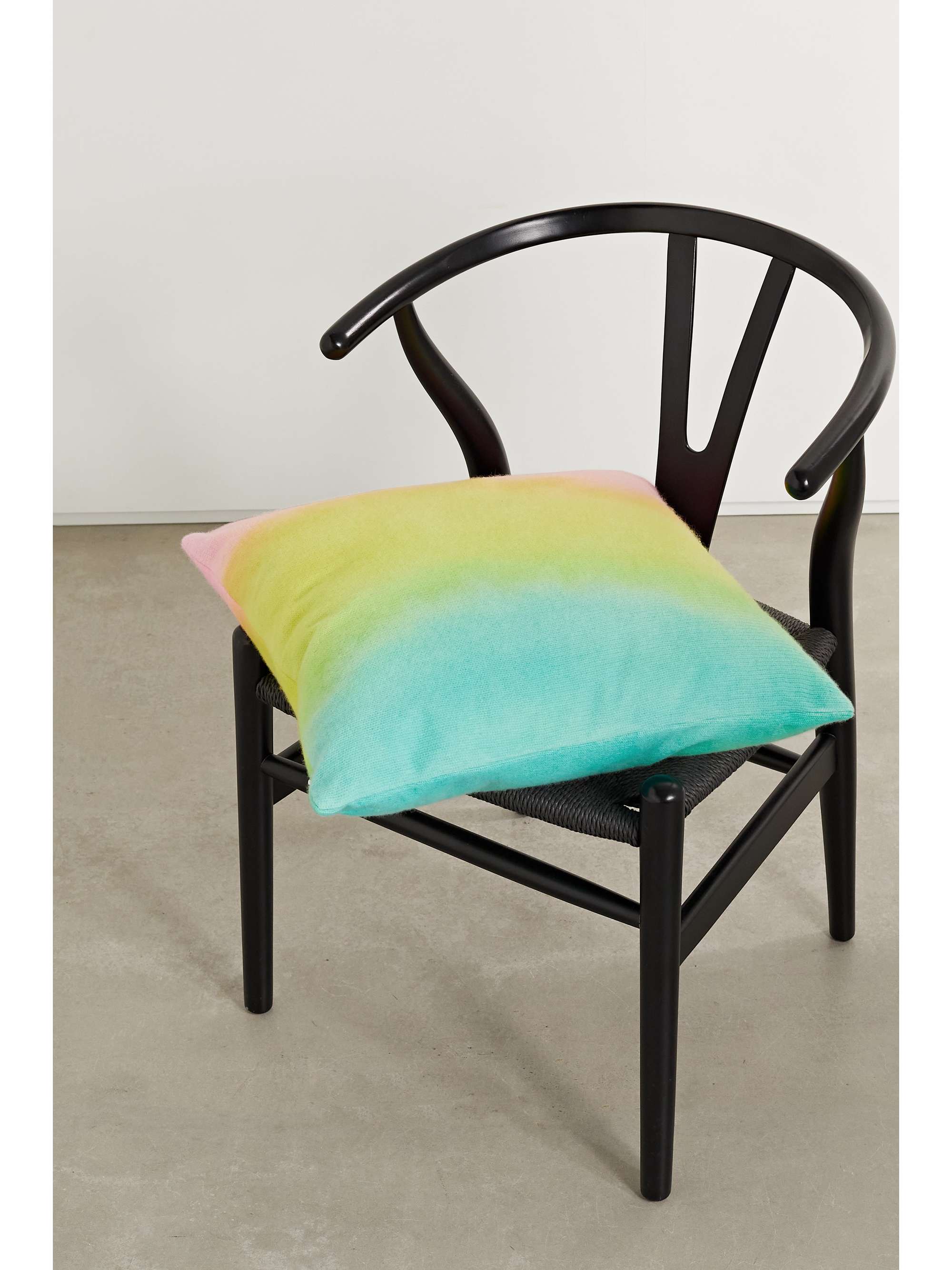 THE ELDER STATESMAN وسادة Rainbow Spray من الكشمير بطبعة التاي داي