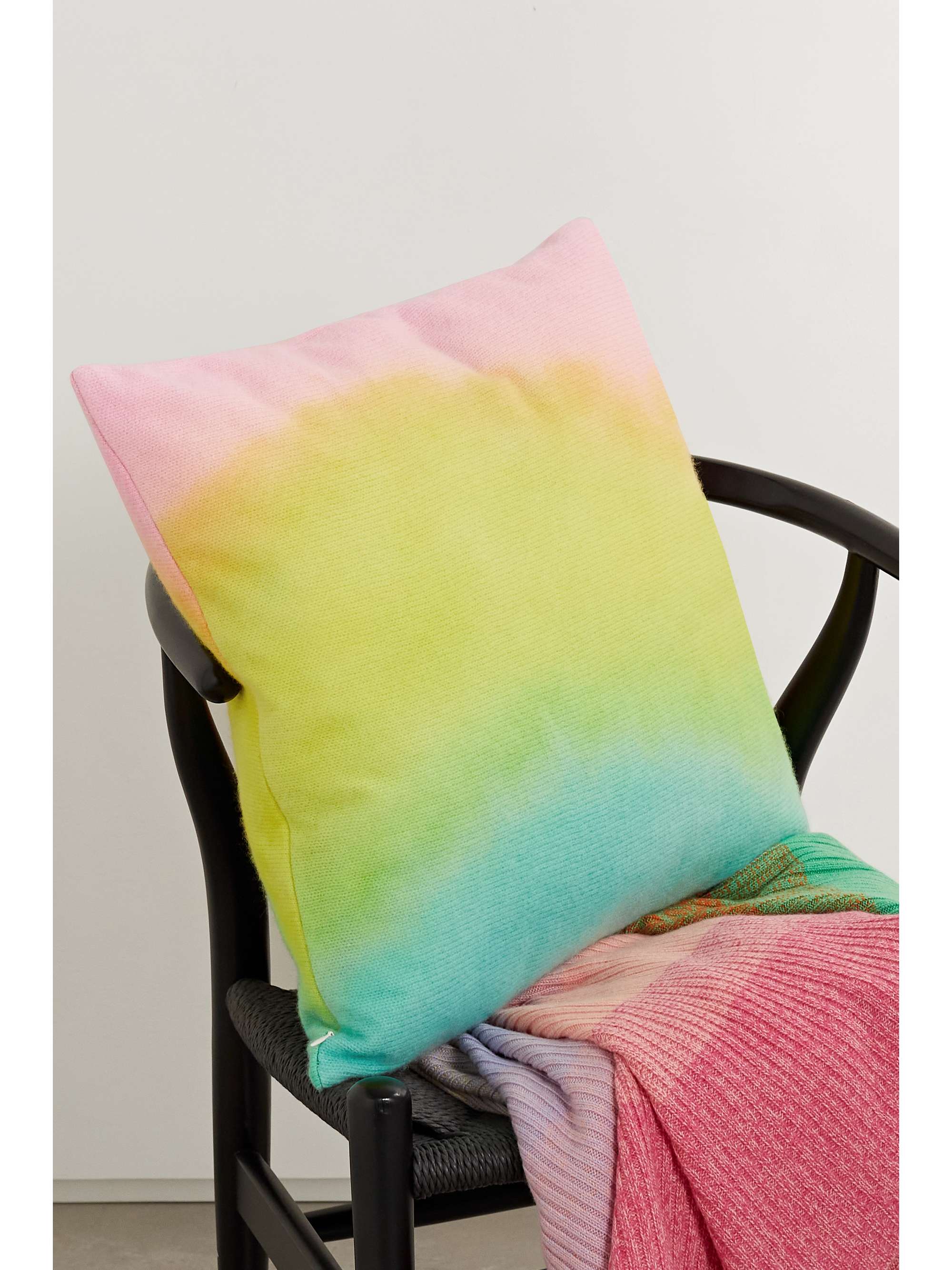 THE ELDER STATESMAN وسادة Rainbow Spray من الكشمير بطبعة التاي داي