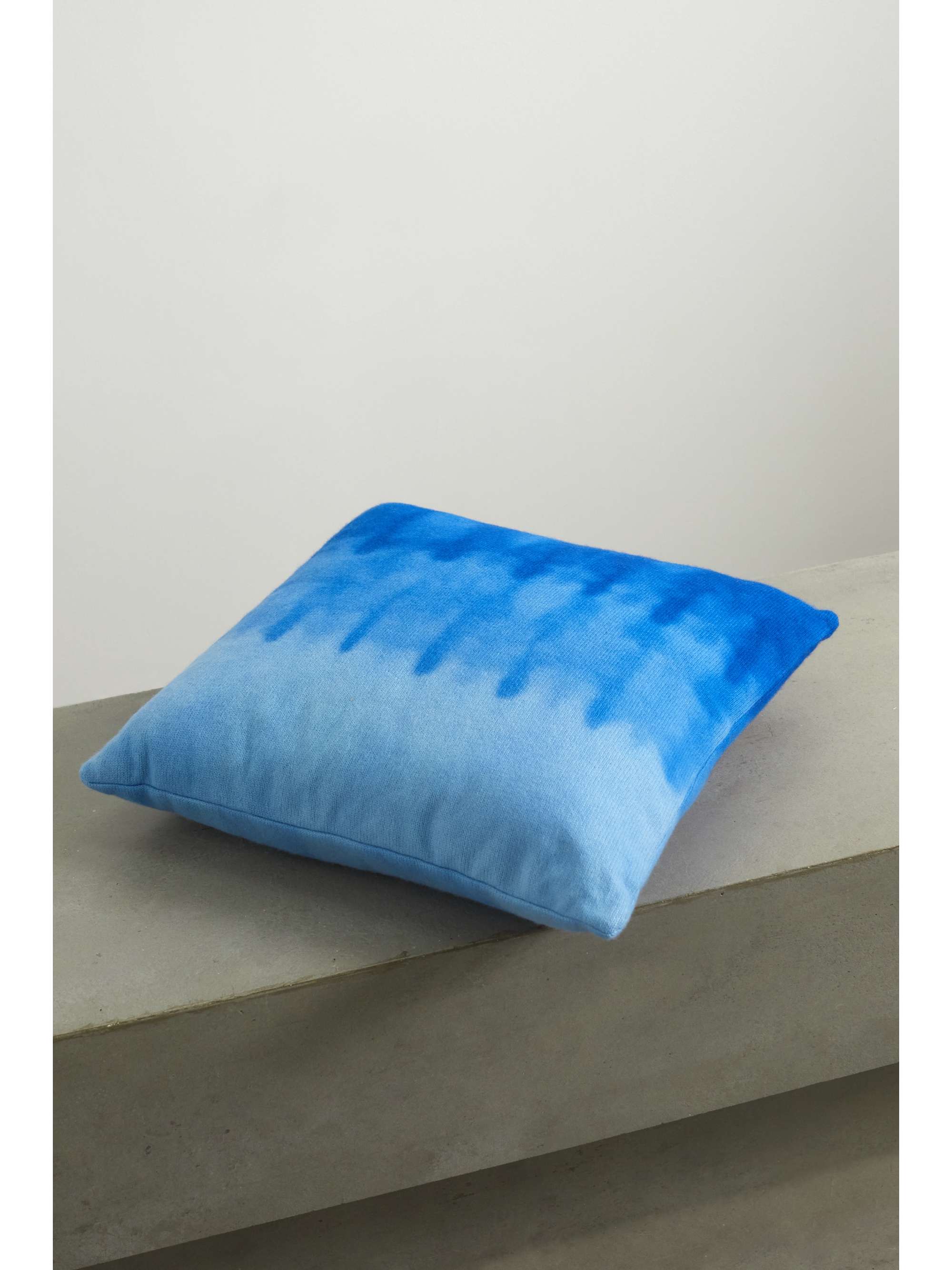 Blue Tie-dyed cashmere cushion | THE 