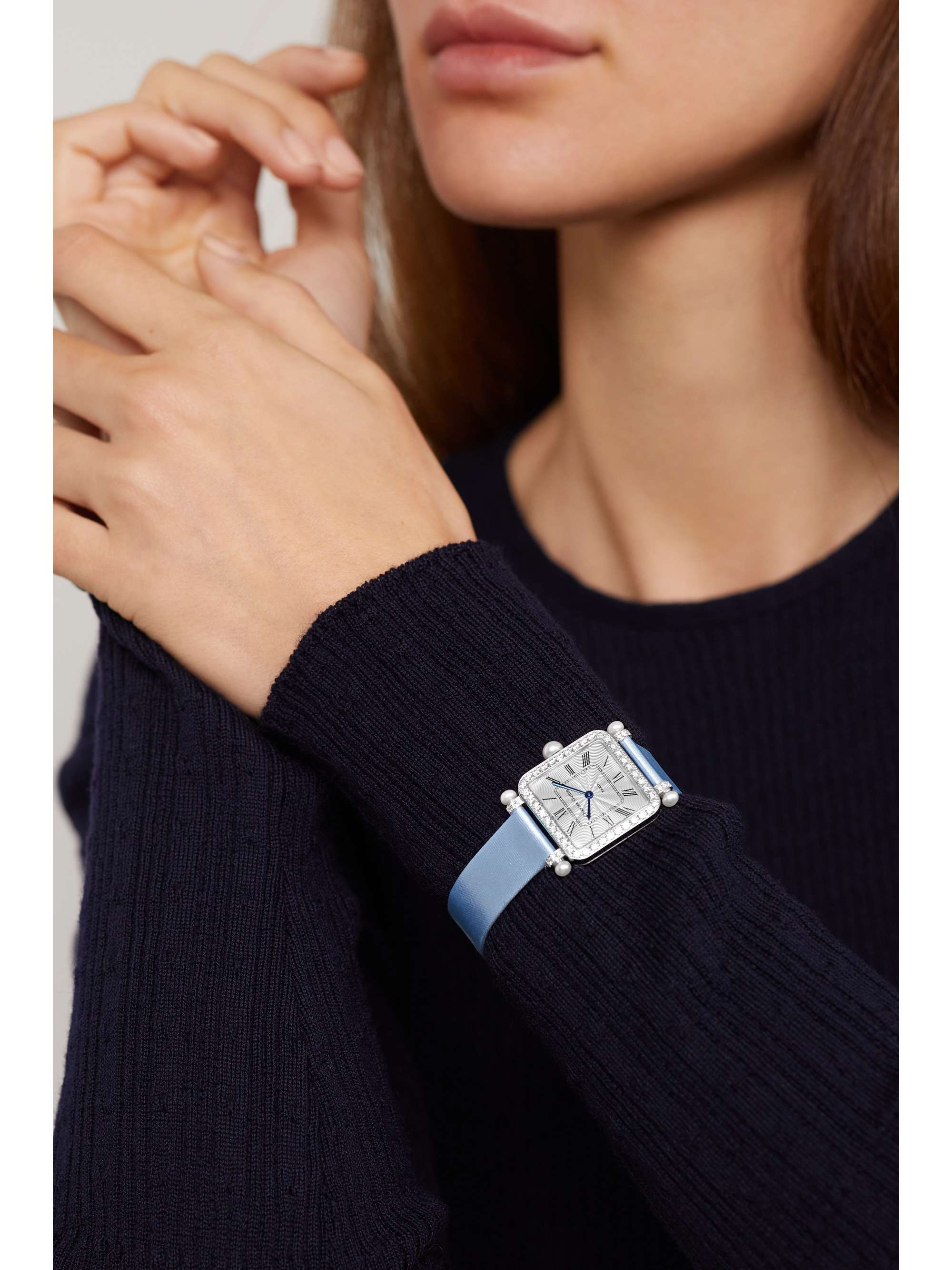 CHARLES OUDIN Montre en or blanc 18 carats (750/1000), perles, diamants et satin Pansy Retro Medium, 24 mm