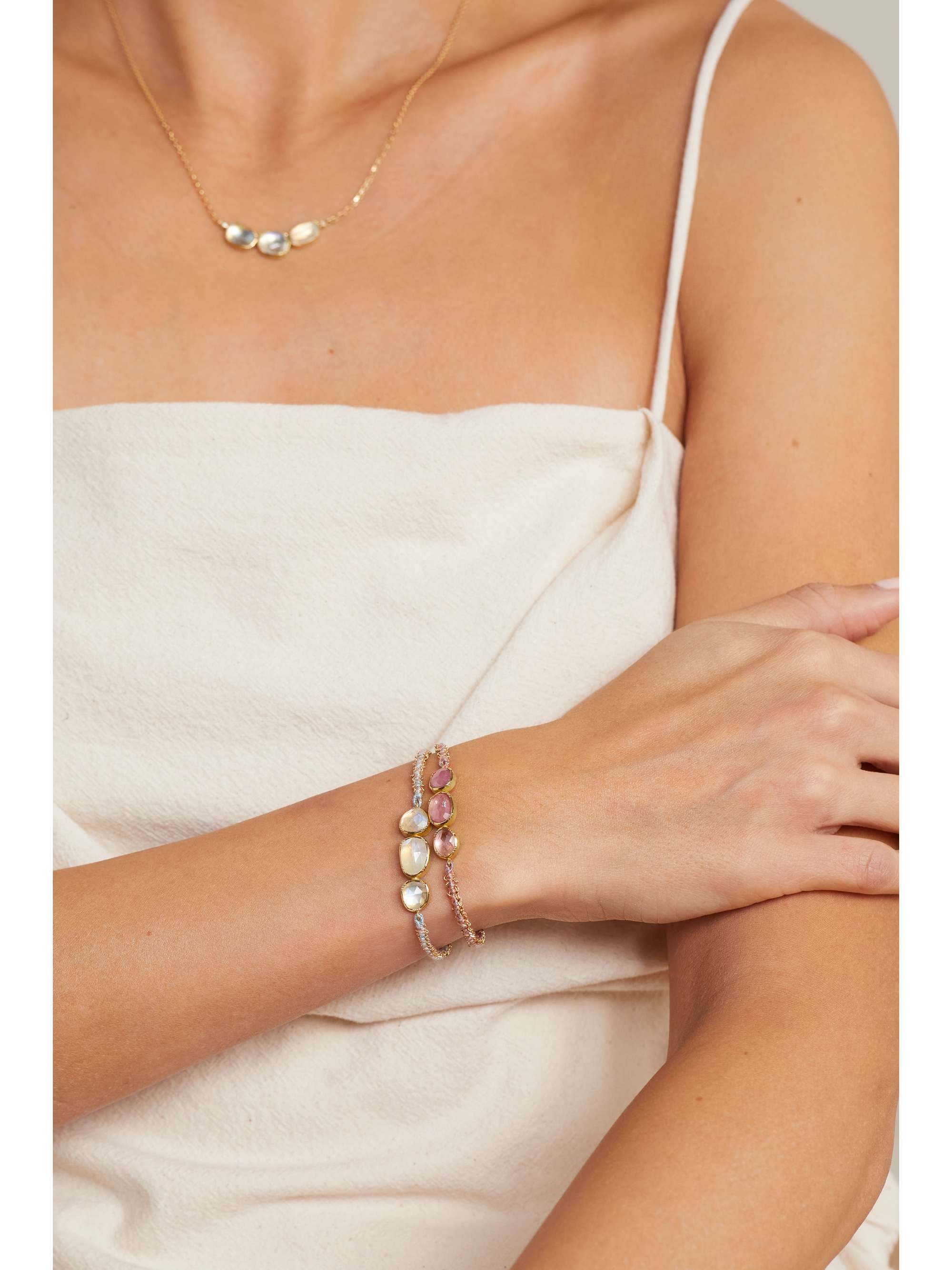 BROOKE GREGSON Triple Orbit Armband aus 18 Karat Gold und Seide mit Saphiren
