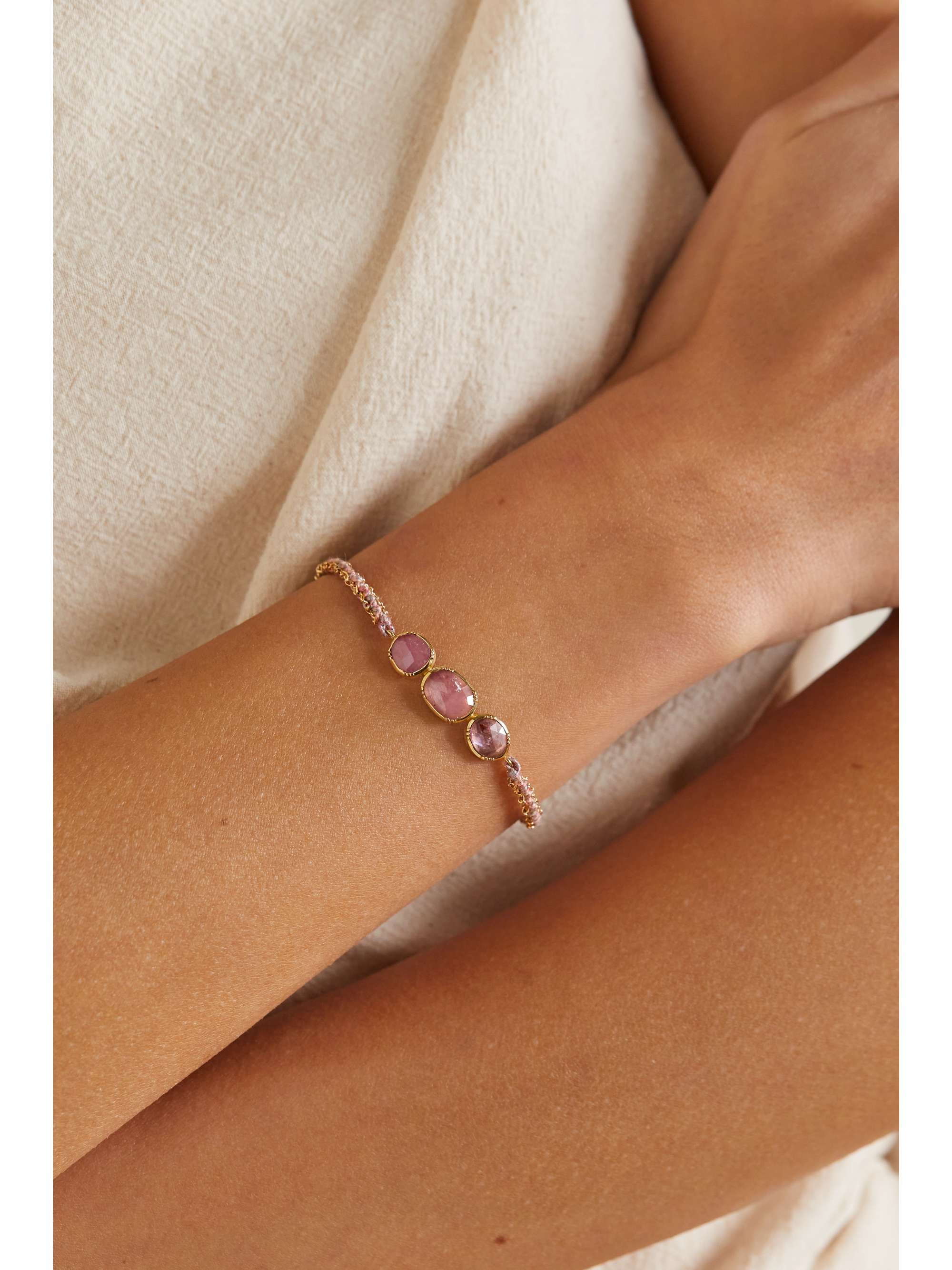 BROOKE GREGSON Triple Orbit Armband aus 18 Karat Gold und Seide mit Saphiren