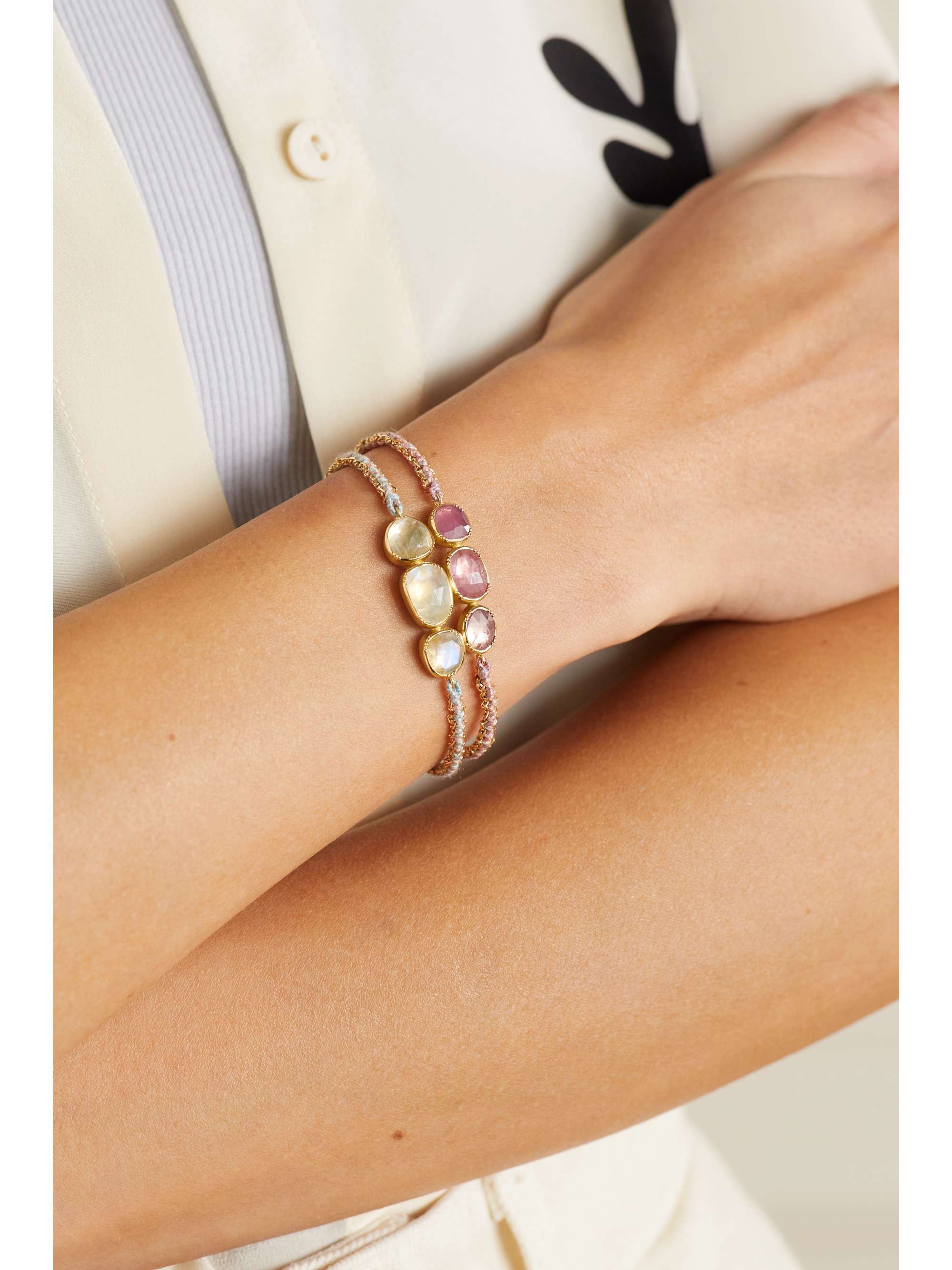 BROOKE GREGSON Triple Orbit Armband aus 18 Karat Gold und Seide mit Mondsteinen