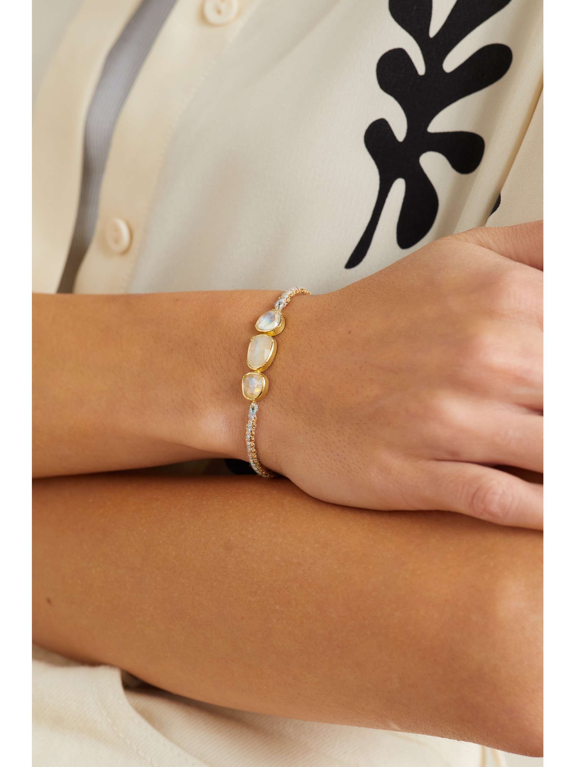 BROOKE GREGSON Triple Orbit Armband aus 18 Karat Gold und Seide mit Mondsteinen