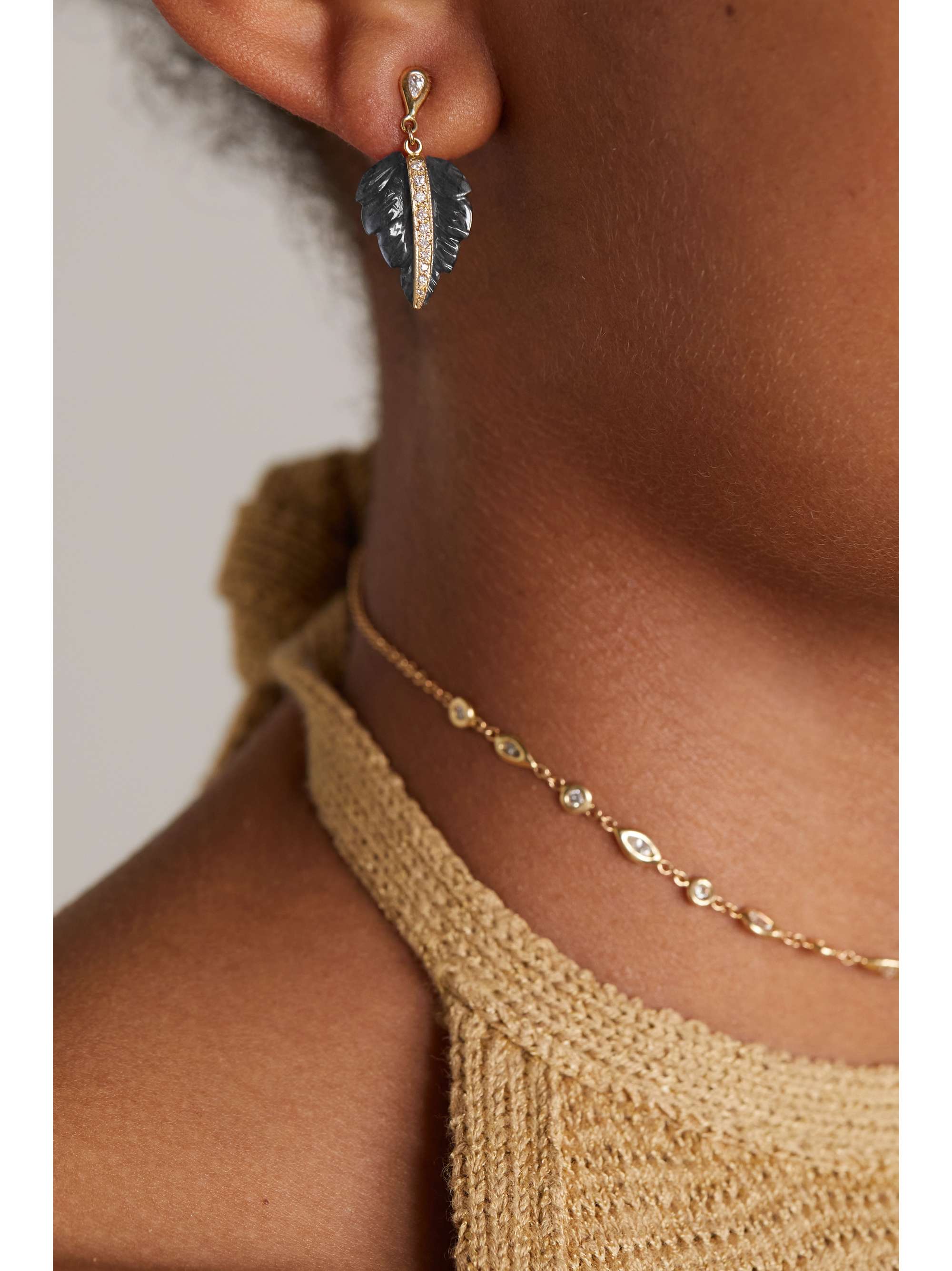 JACQUIE AICHE Leaf Ohrring aus 14 Karat Gold mit Labradorit und Diamanten