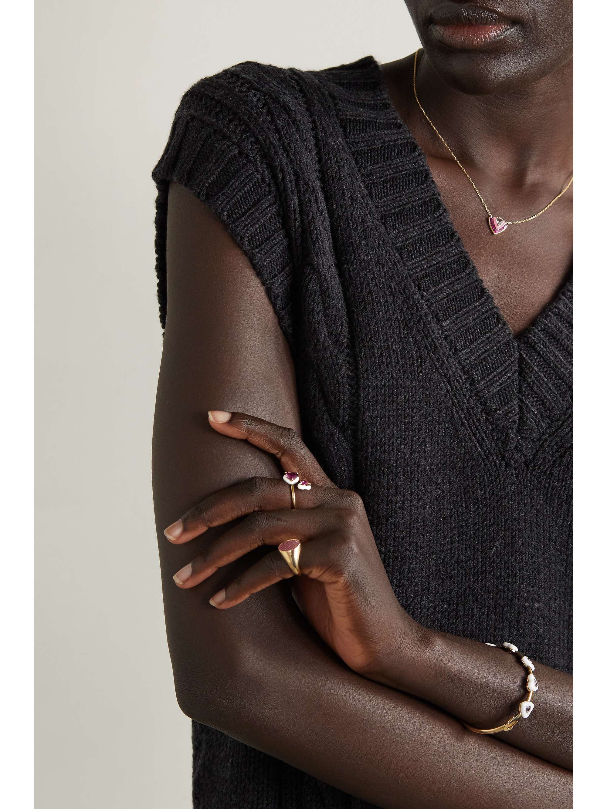 EMILY P. WHEELER + NET SUSTAIN Elsa Ring aus recyceltem 18 Karat Gold mit Spinellen und Emaille