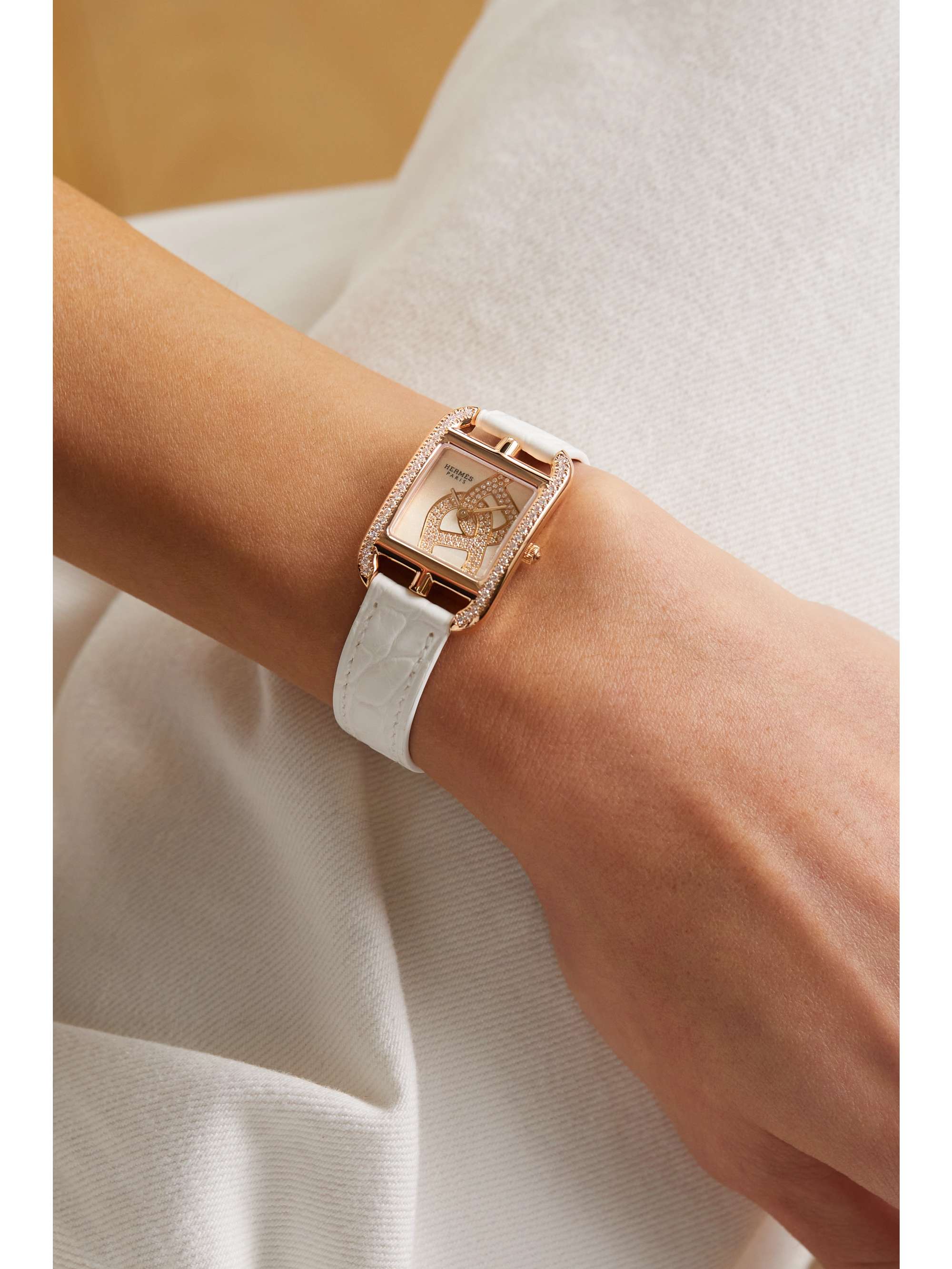HERMÈS TIMEPIECES Montre en or rose 18 carats (750/1000), nacre et diamants à bracelet en alligator Cape Cod Small, 31 mm