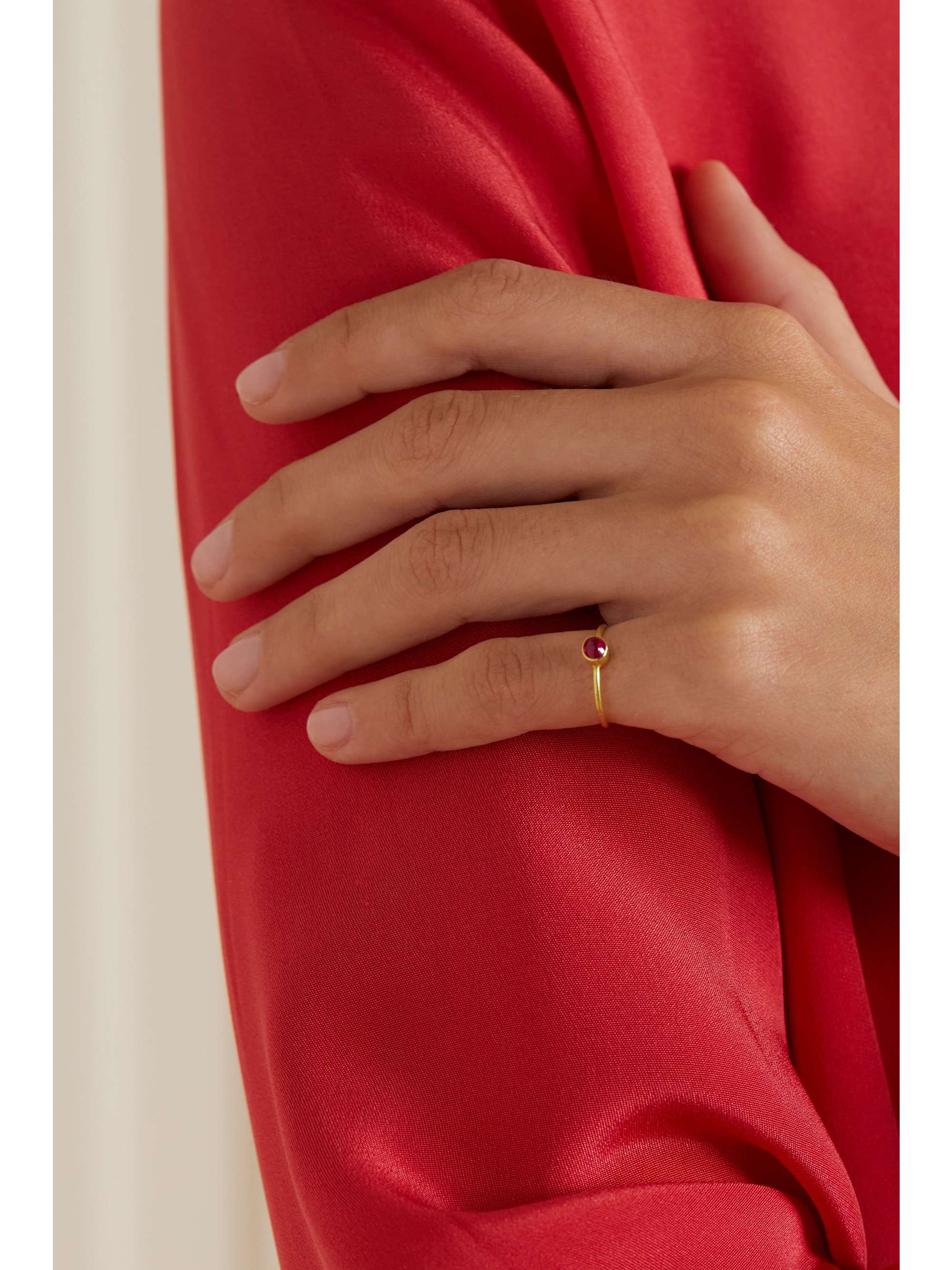 PIPPA SMALL + NET SUSTAIN Ring aus 18 Karat Gold mit Spinell