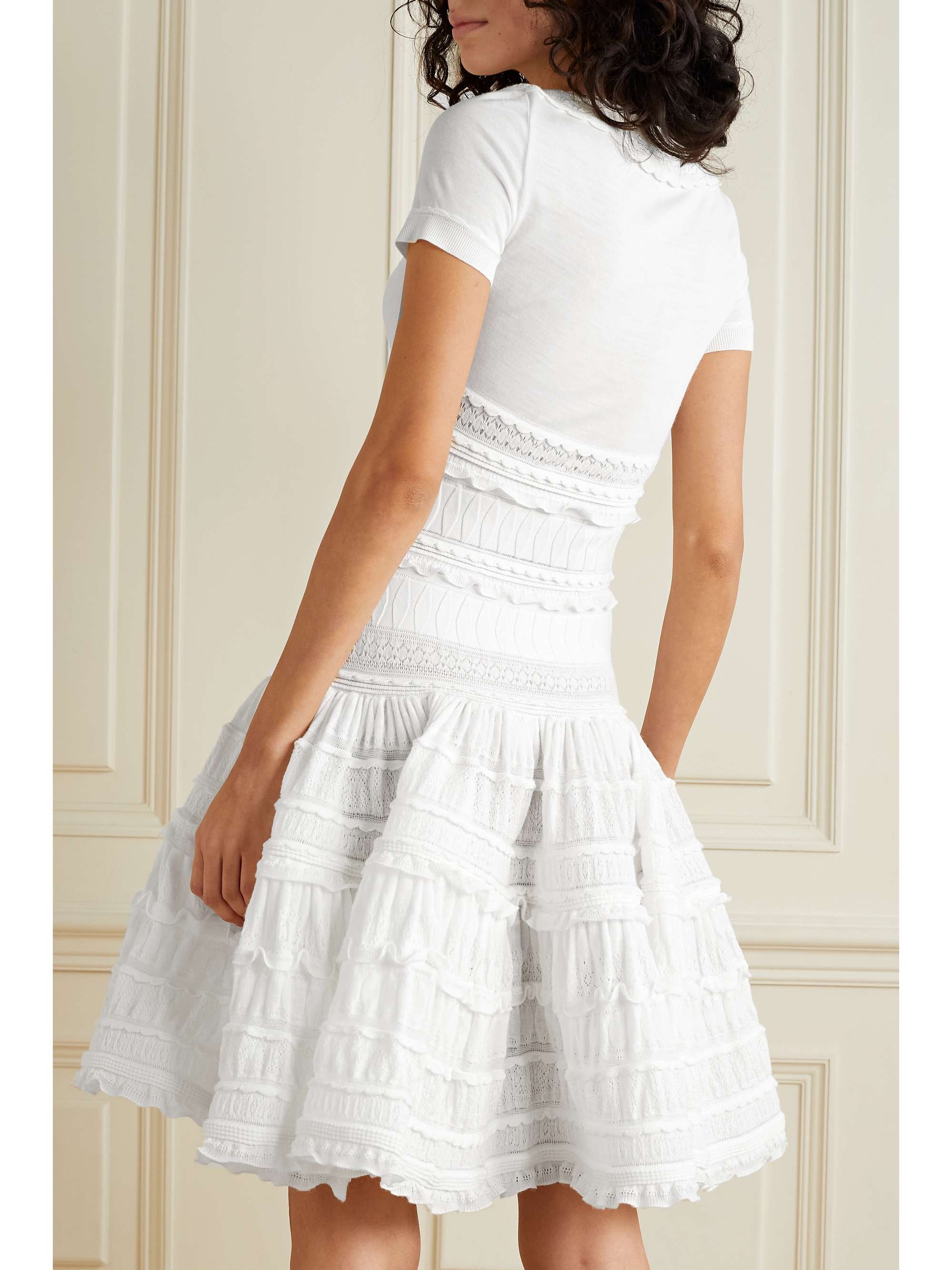 ALAÏA Minikleid aus einer Wollmischung mit Häkeleinsätzen und Rüschen