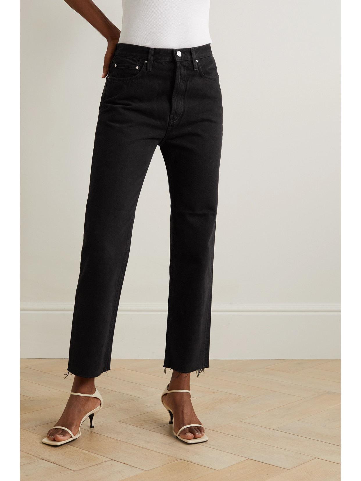 Totême Straight Cropped Jeans In Black