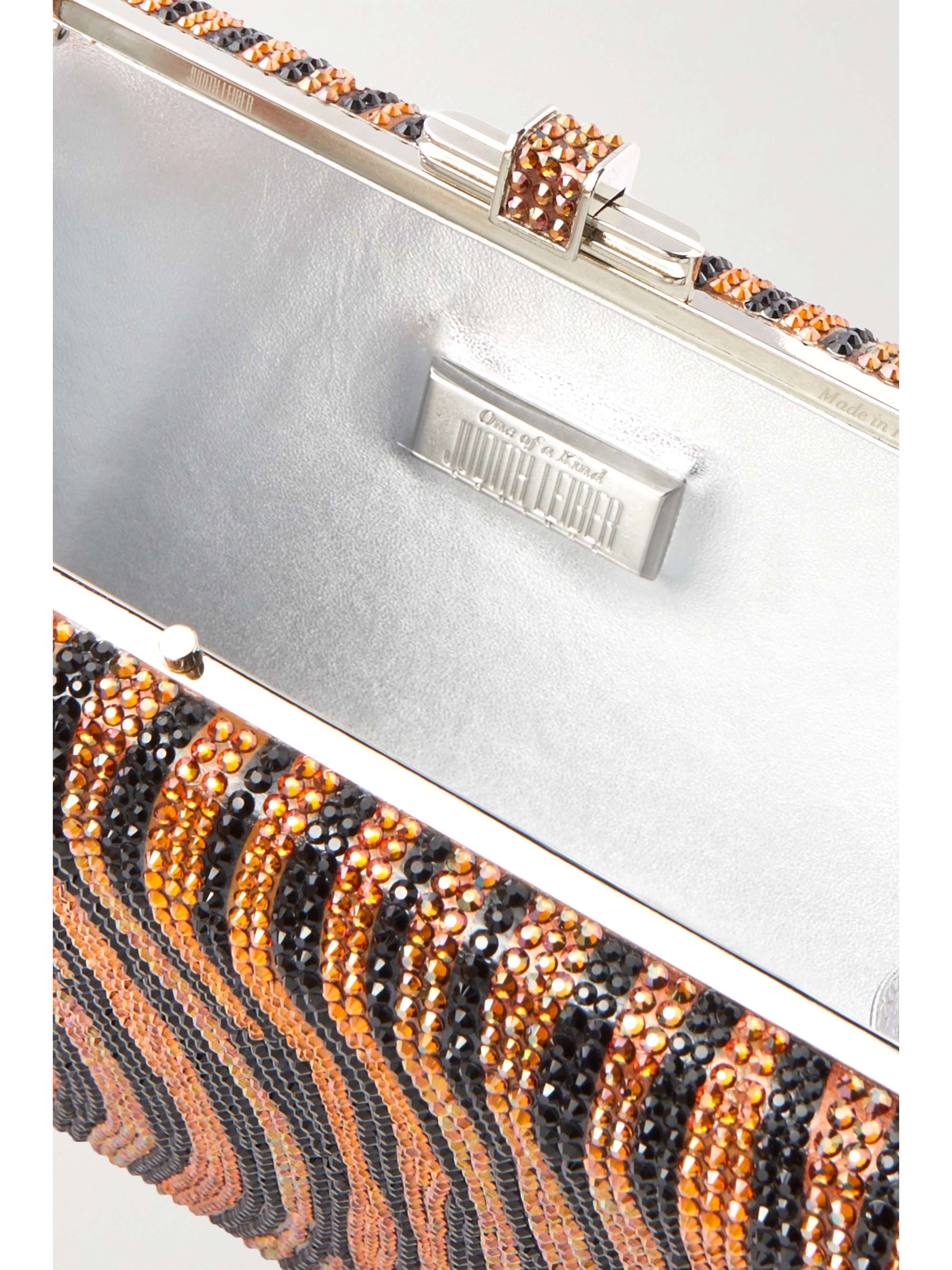 JUDITH LEIBER COUTURE Pochette en métal argenté à cristaux Slim Slide