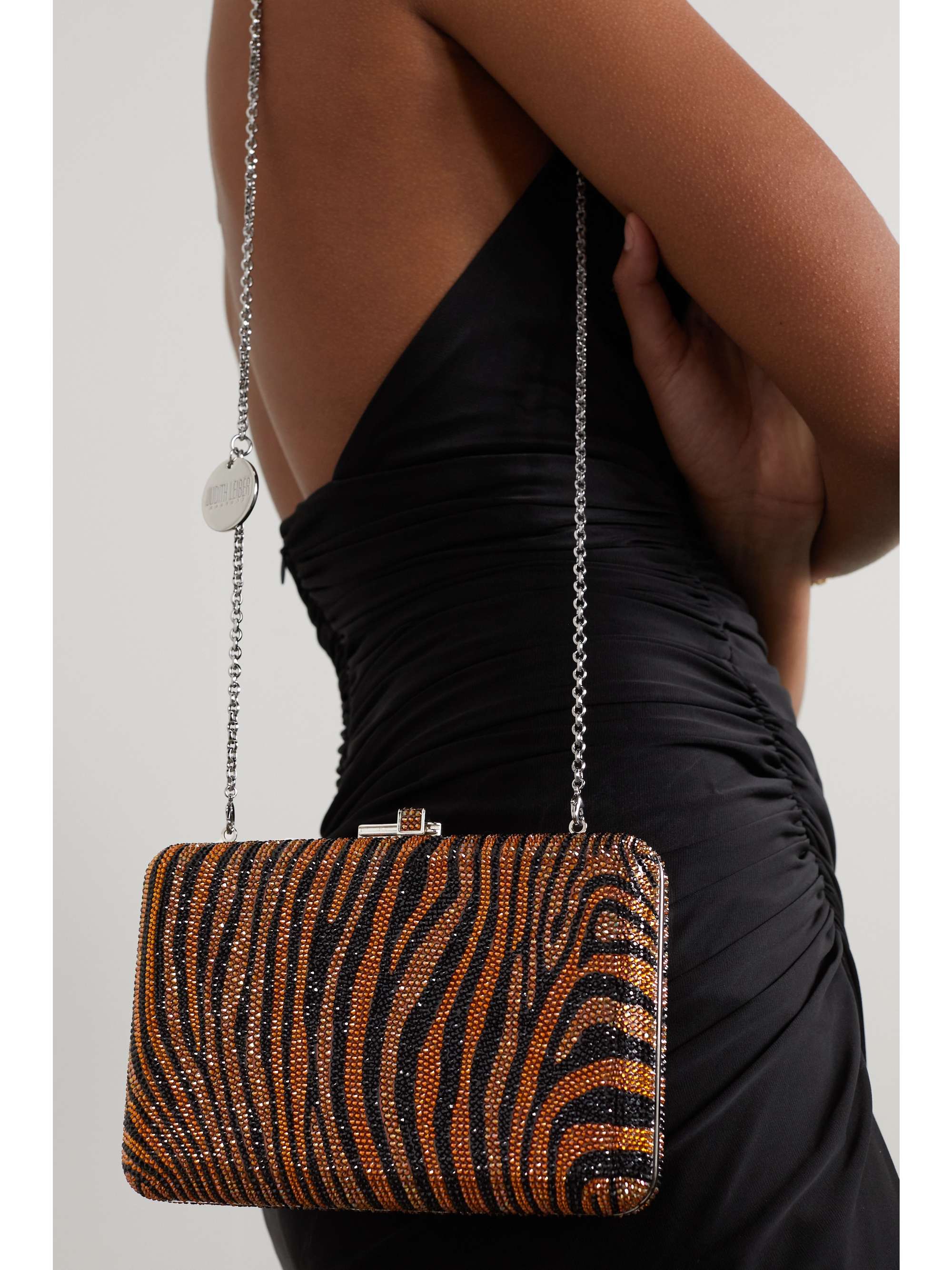 JUDITH LEIBER COUTURE Pochette en métal argenté à cristaux Slim Slide