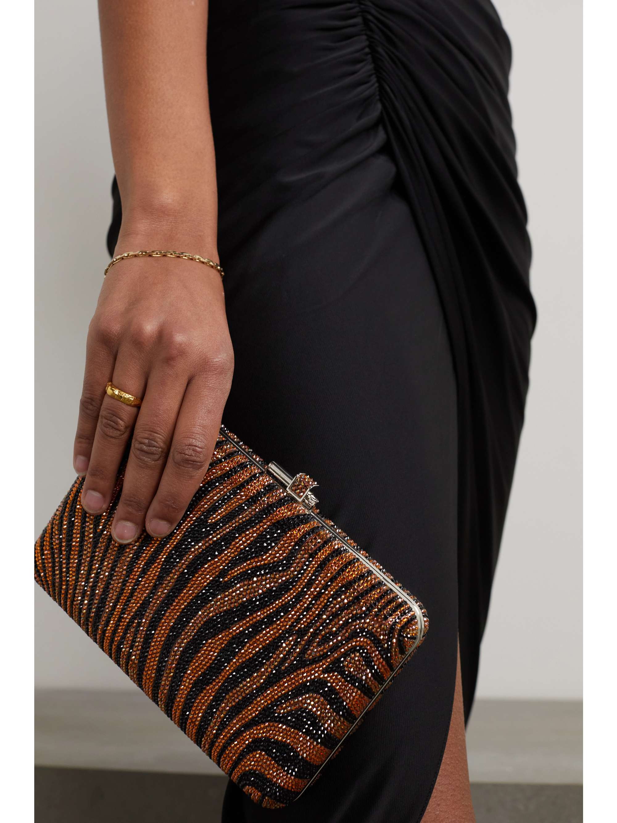 JUDITH LEIBER COUTURE Pochette en métal argenté à cristaux Slim Slide